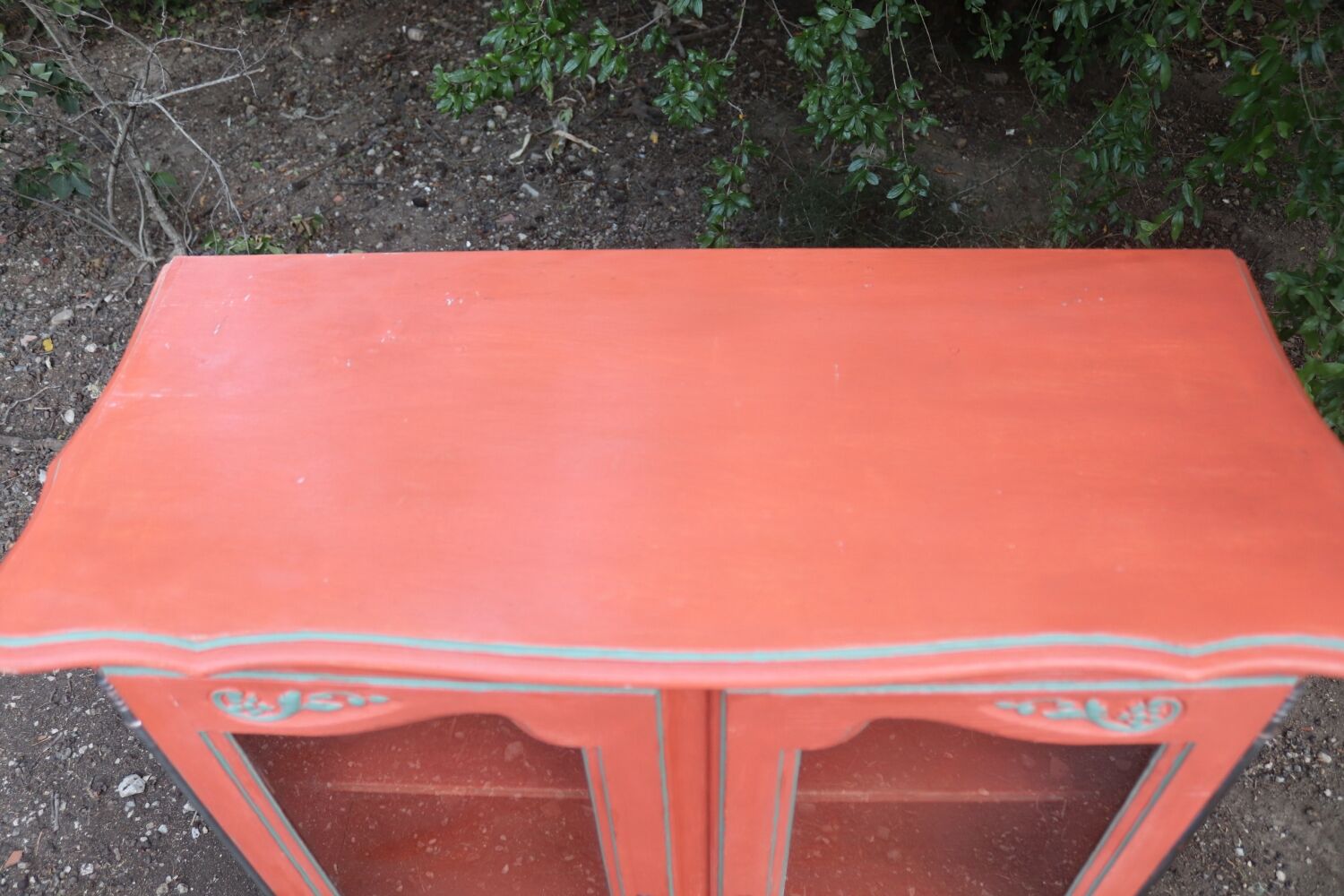 Buffet vitrine rouge terracota