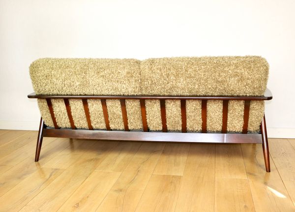 Magnifique canapé vintage trois places des années 80 avec coussins amovibles - velours long kaki, beige foncé.