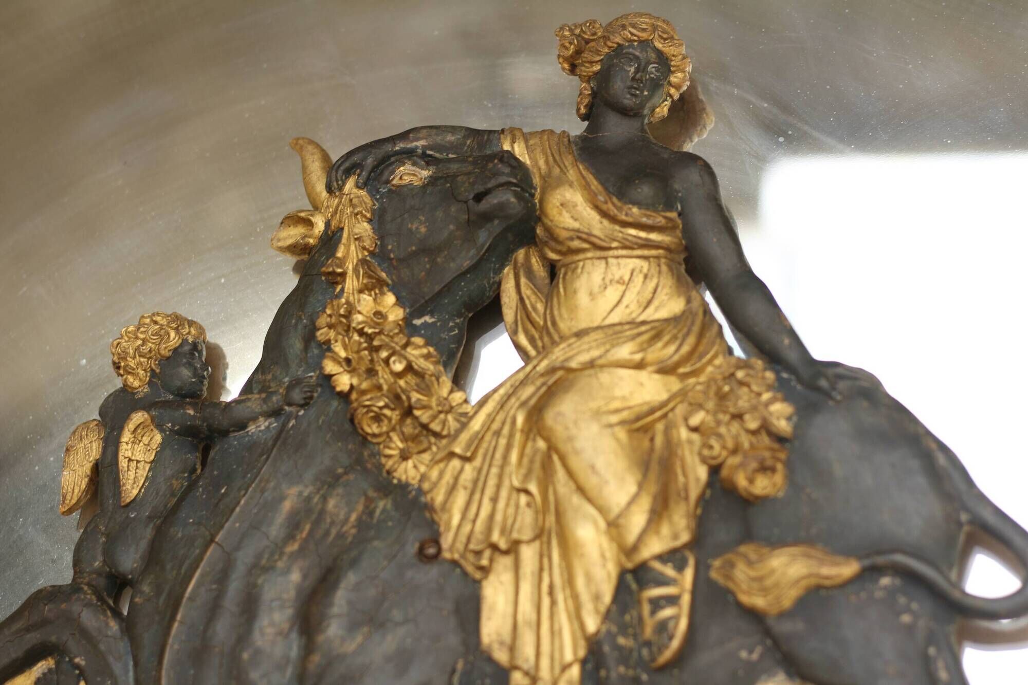 Extraordinary trumeau with bas-relief (circa 1800)