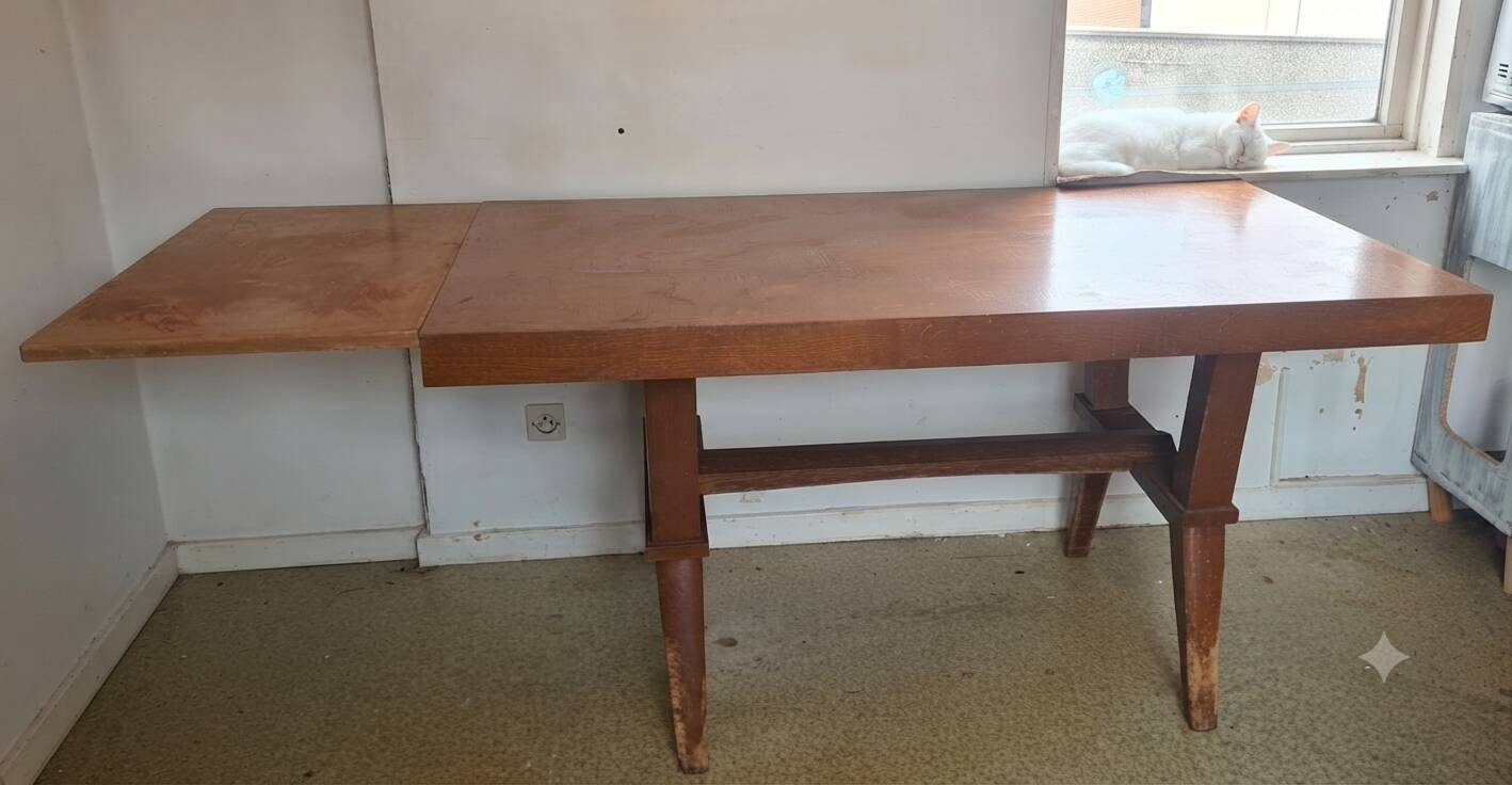 Table with extensions René Gabriel