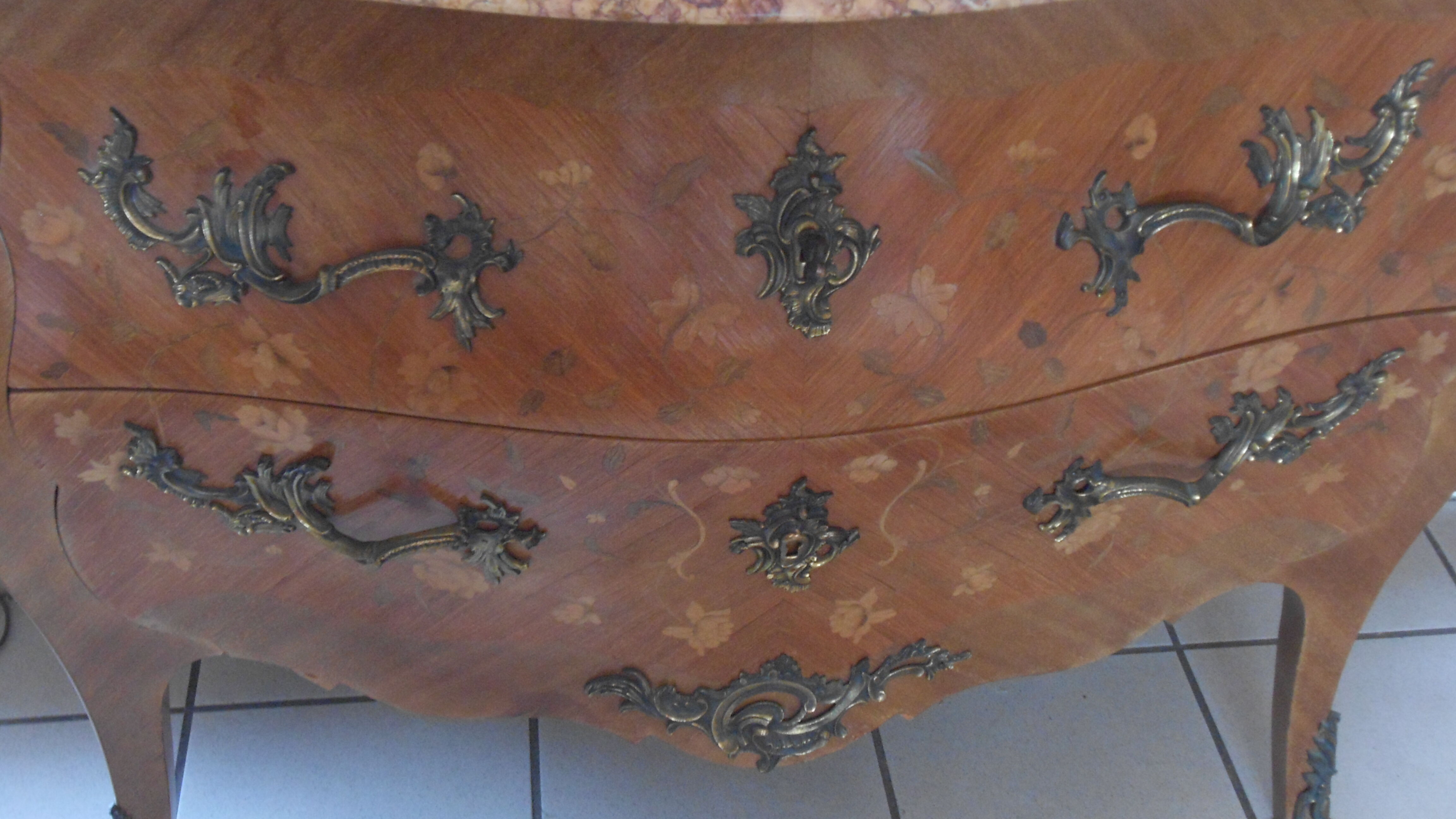 Commode galbée style Louis XV