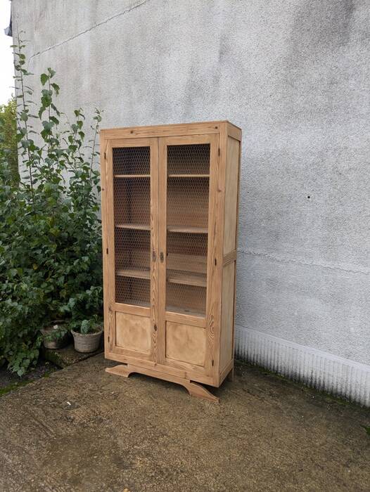 Armoire parisienne grillagée