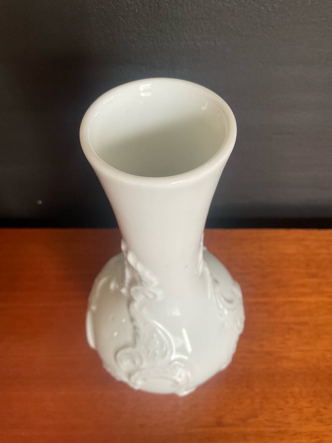 A pair of vintage vases in glazed porcelain.