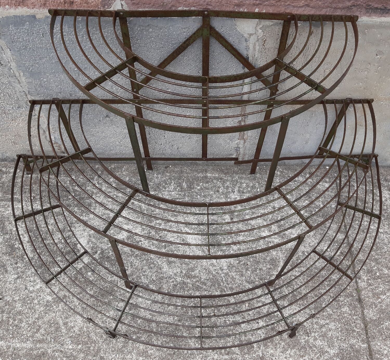 Half-moon plant holder