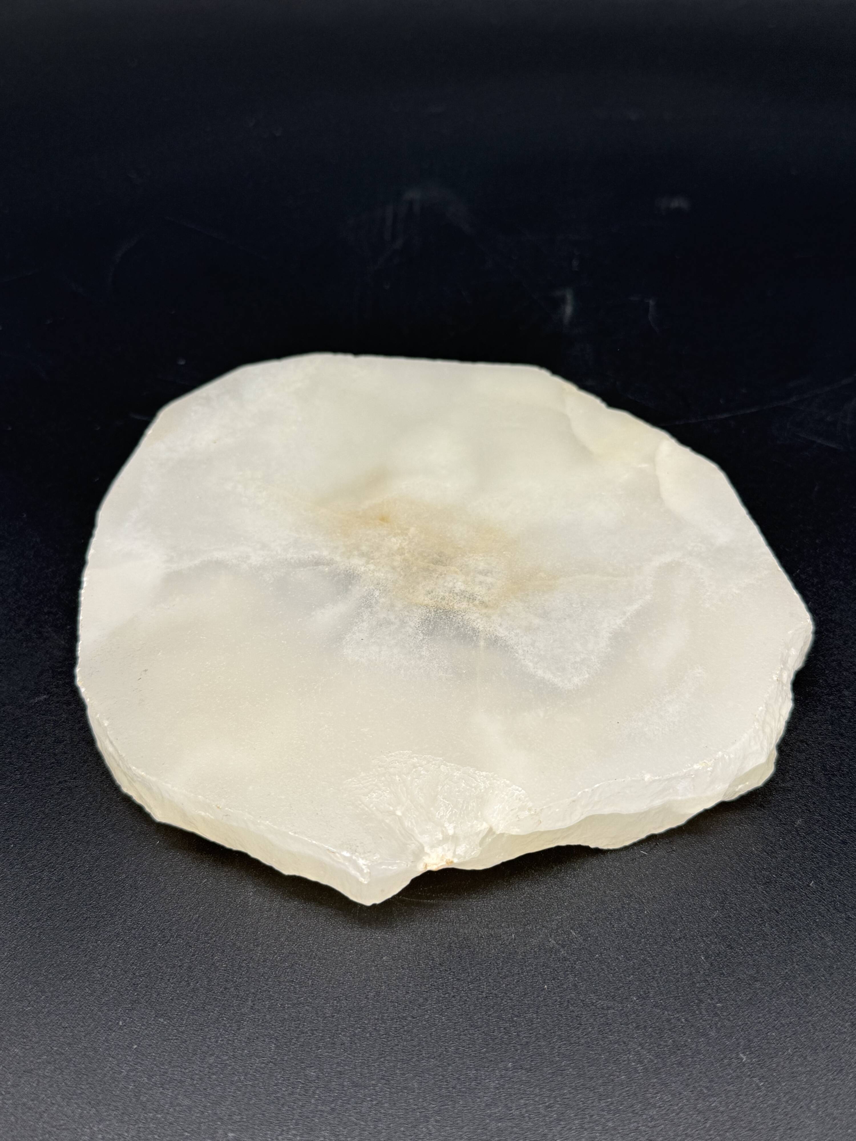 Sculptural bowl in translucent stone – Onyx/Alabaster