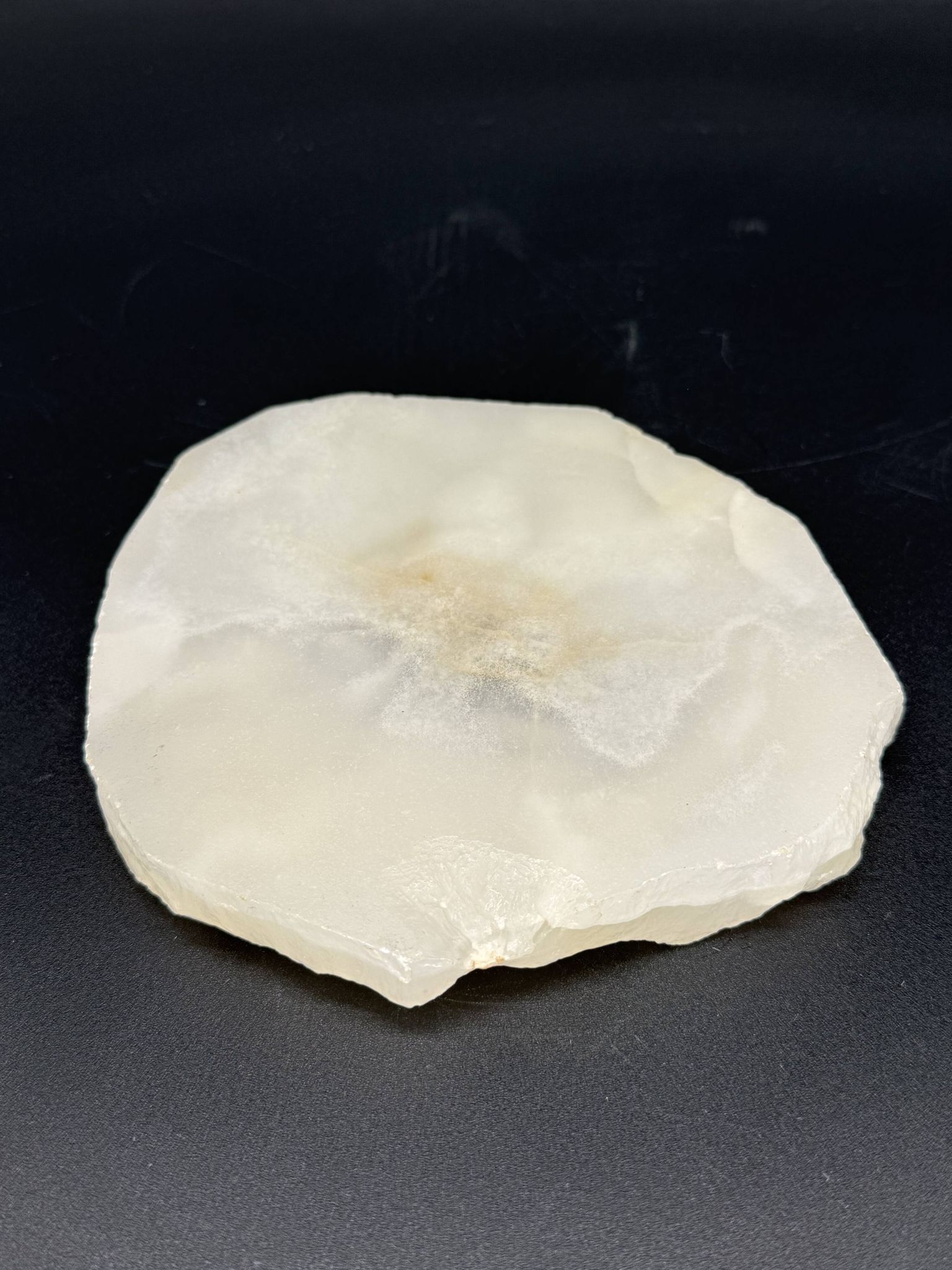 Sculptural bowl in translucent stone – Onyx/Alabaster