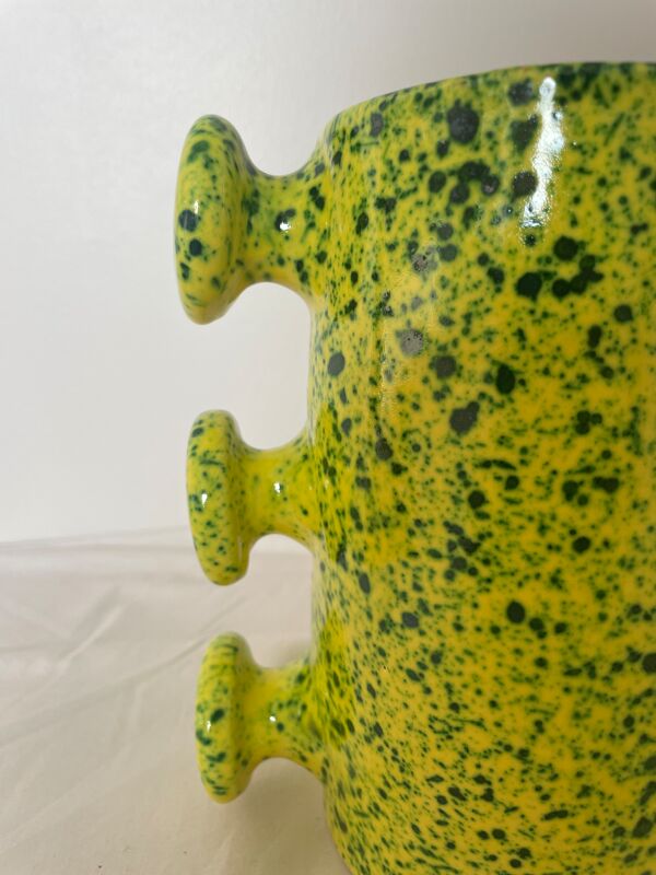 Vase en céramique jaune moucheté vert à anses abstrait fait main