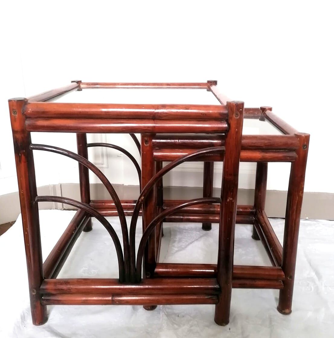Tables gigogne en rotin vers 1950 de style art déco