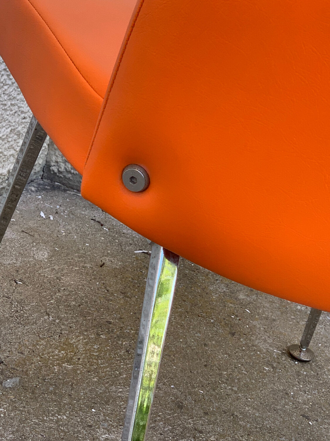 Chauffeuse vintage orange skaï et chrome 1970