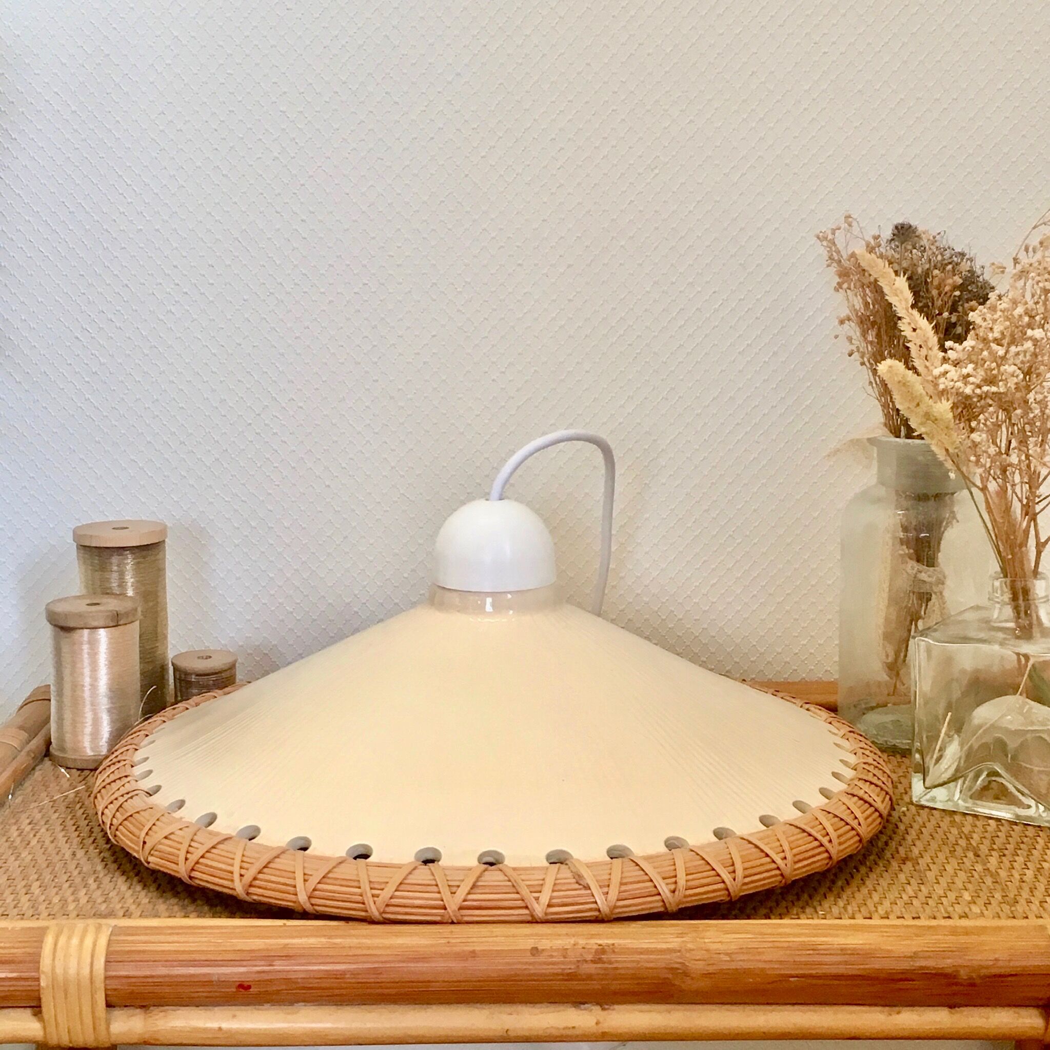 Vintage hanging in rattan and porcelain