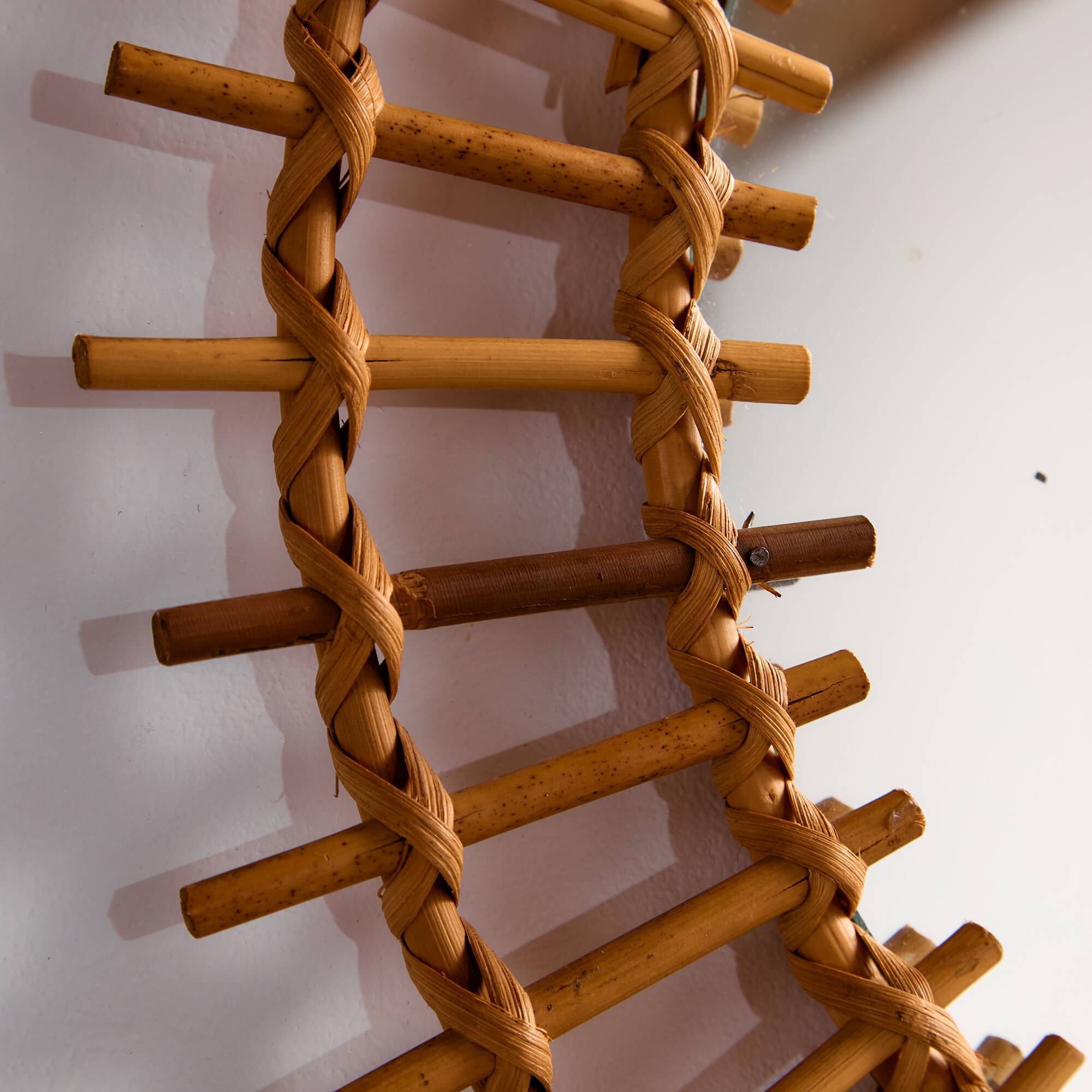 Miroir encadré en rotin et canne