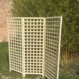 Off-white claustra screen