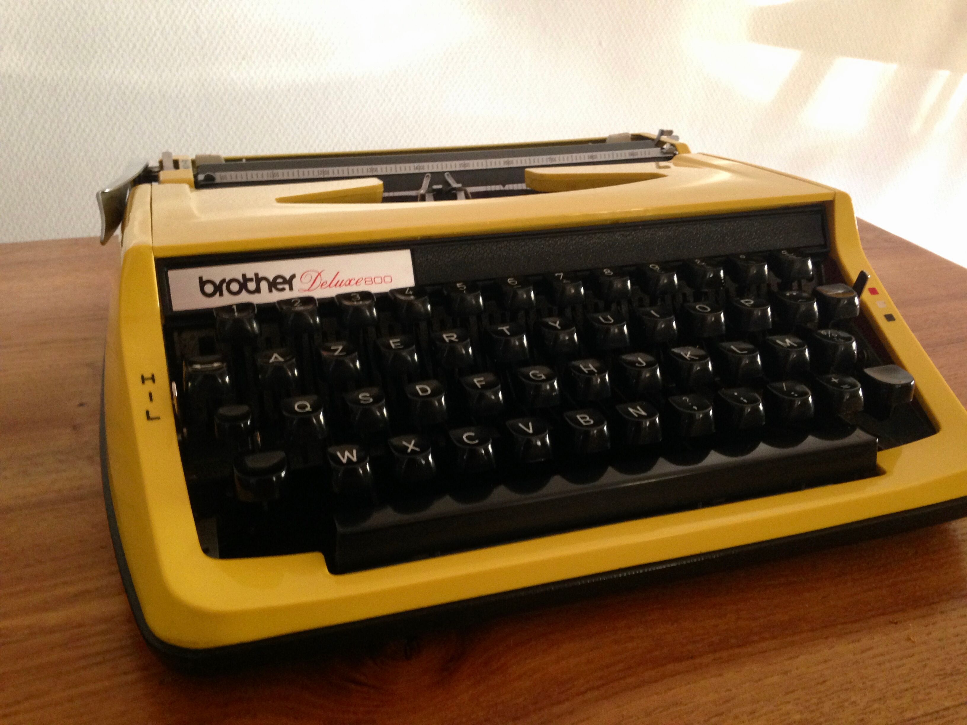 Typewriter brother 800 deluxe yellow