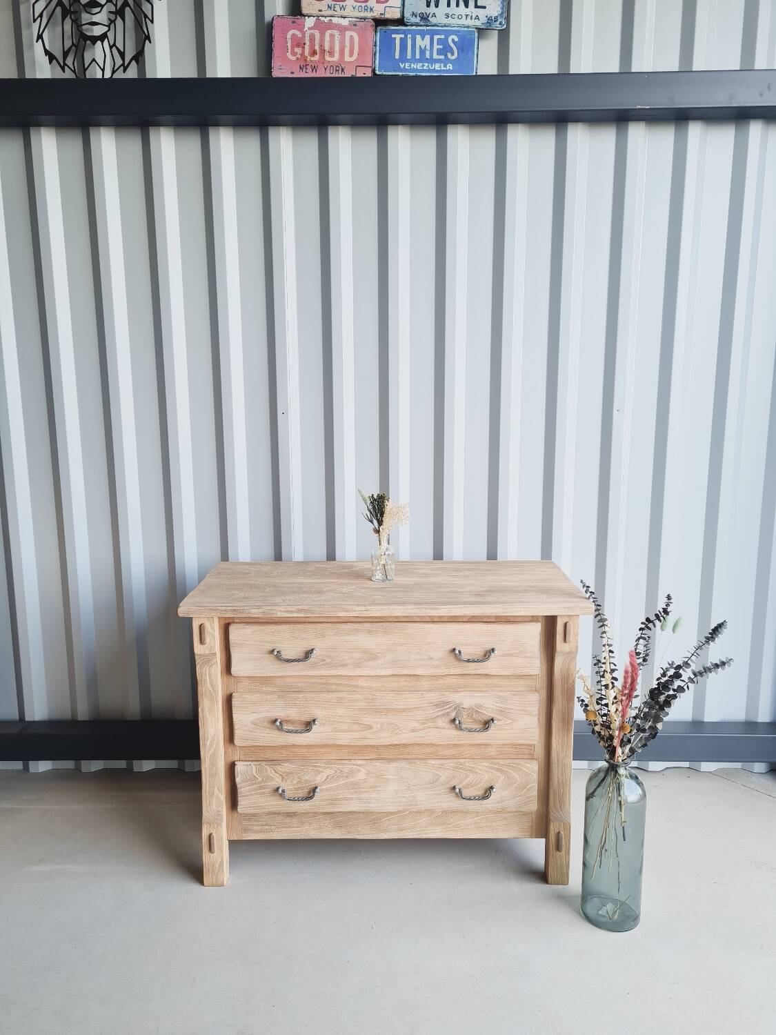 Solid wood chest of drawers