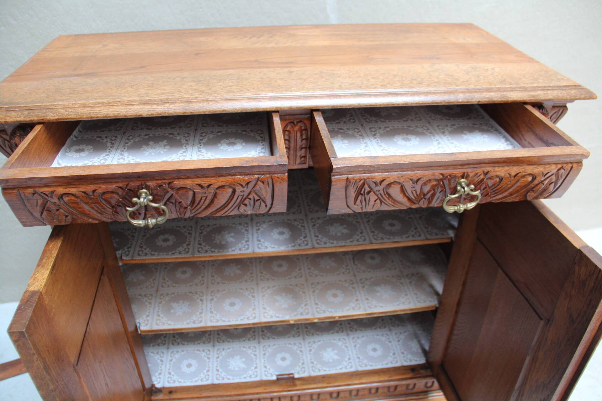 Imposing Neo-Renaissance oak sideboard, late 19th century.