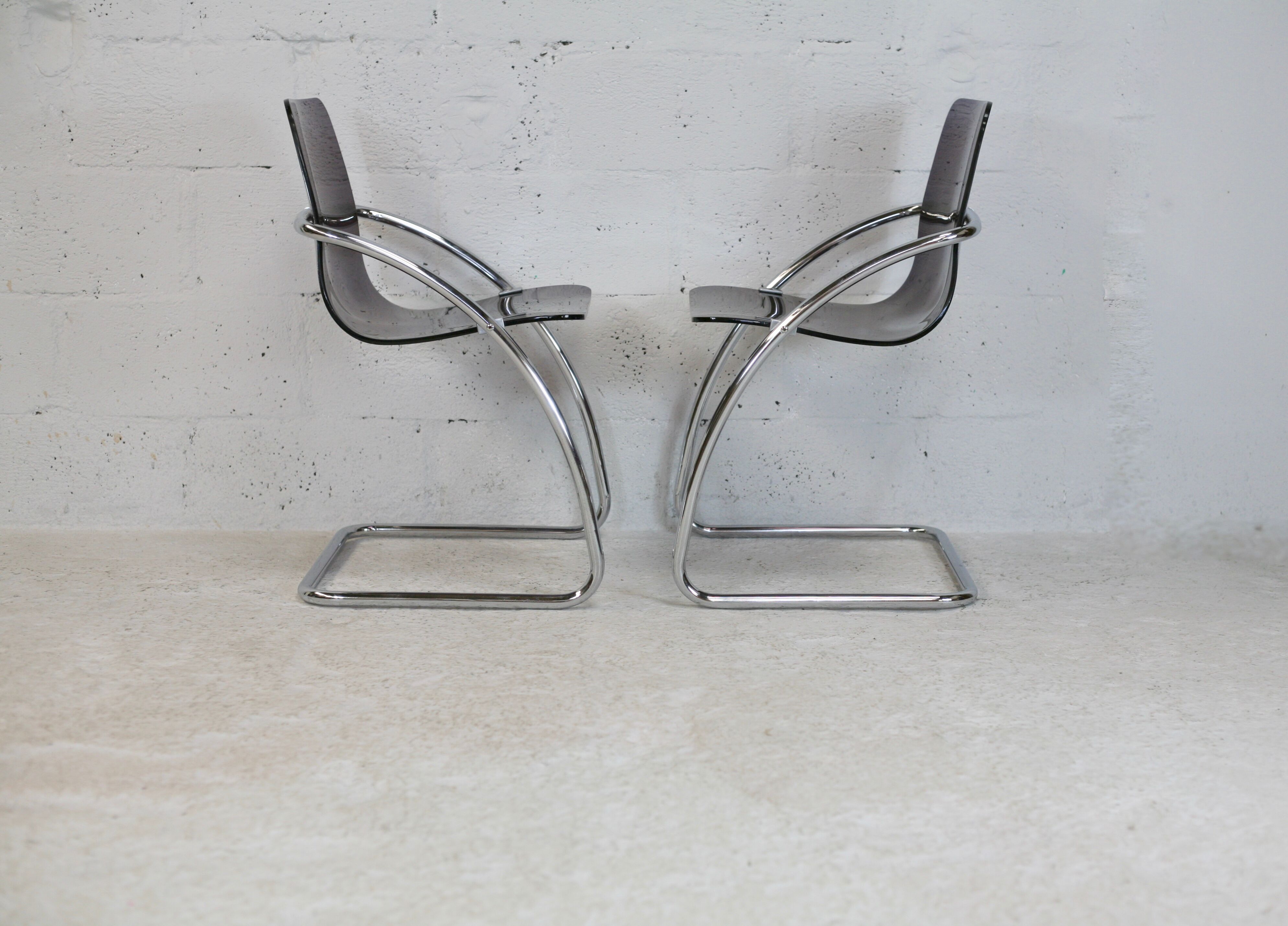 Pair of chairs by Yves Christin, tubular steel, purple plexiglass. Ed. Airborne, France cira 1970