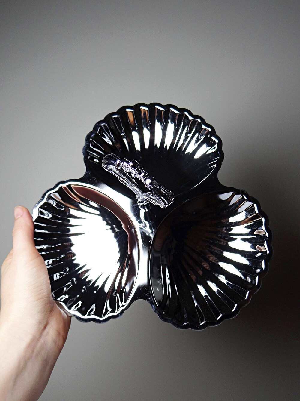 Vintage three-bowl server in silver-plated metal, shell decoration 1970-80.