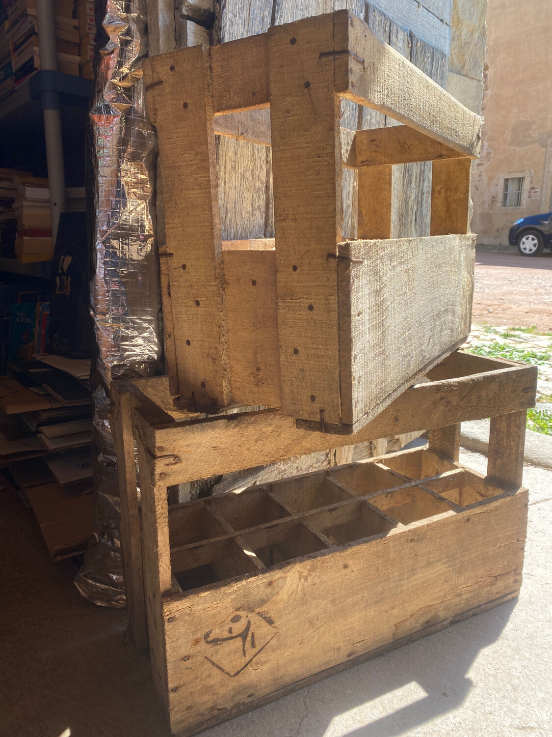 2 wine cases - old wooden 10 bottles