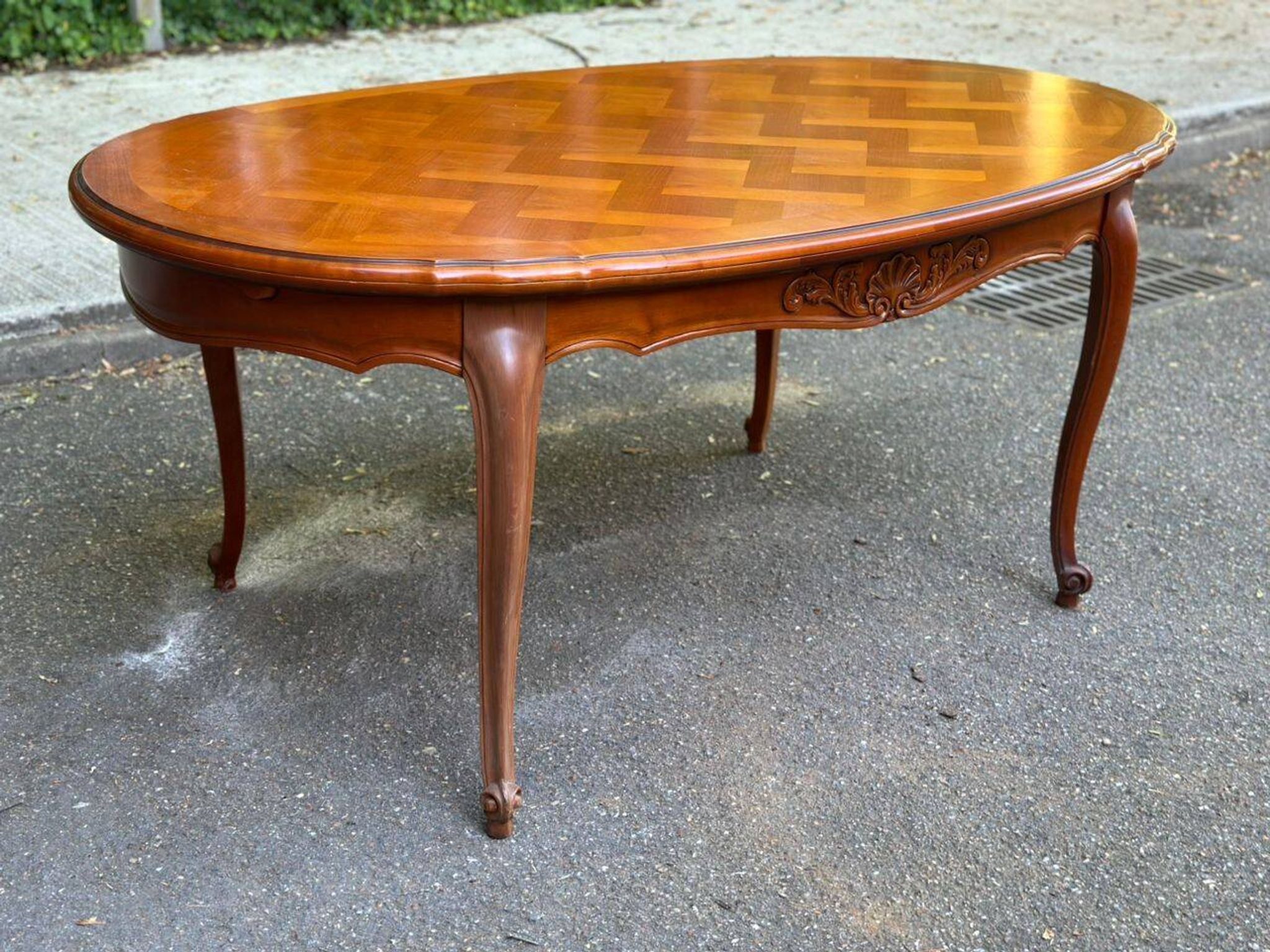 Table à manger Louis XV extensible ovale en bois massif marqueterie 270cm