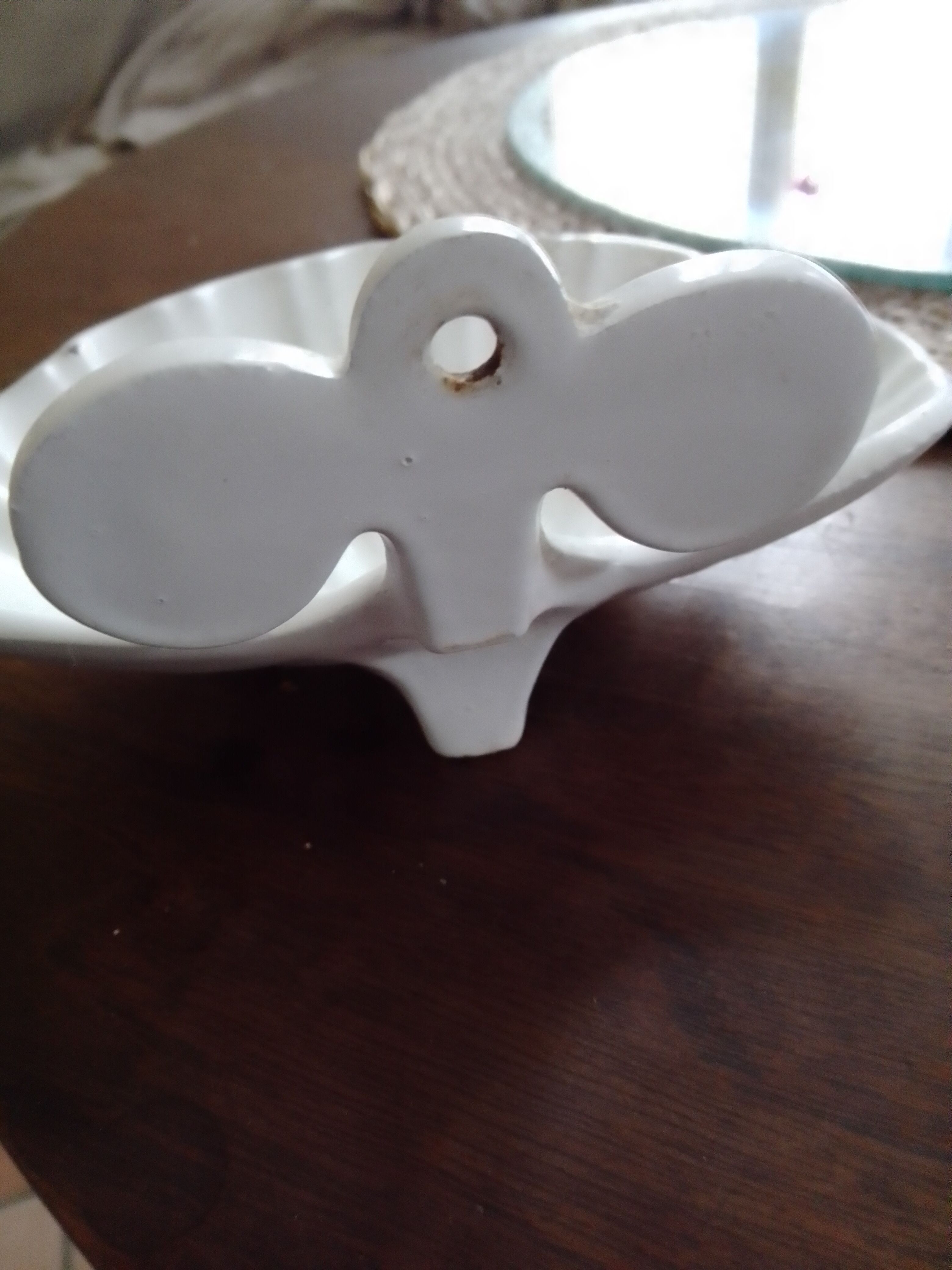 Enamelled cast iron soap dish