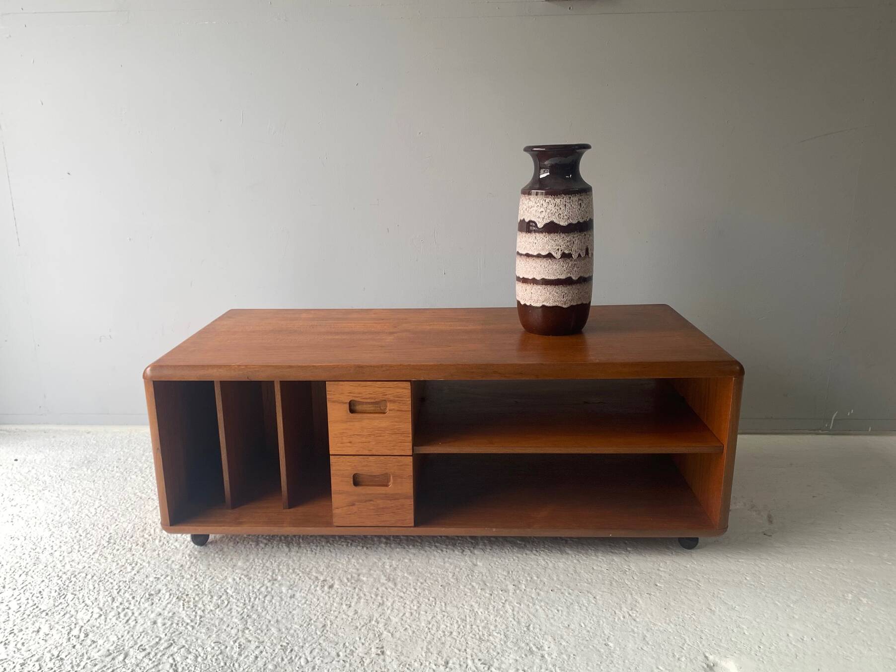 Support multimédia moderne du milieu du siècle des années 1960 / table basse par Meredrew