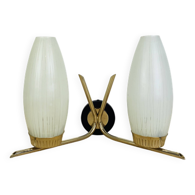 Applique double feux années 50, laiton et métal noir, tulipes opaline