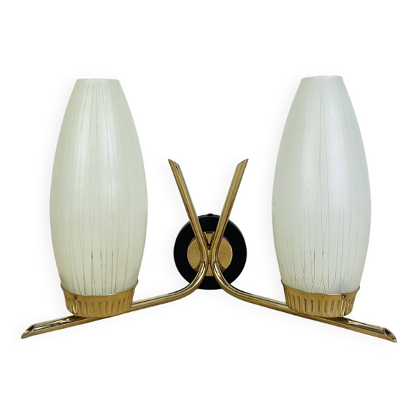 Applique double feux années 50, laiton et métal noir, tulipes opaline