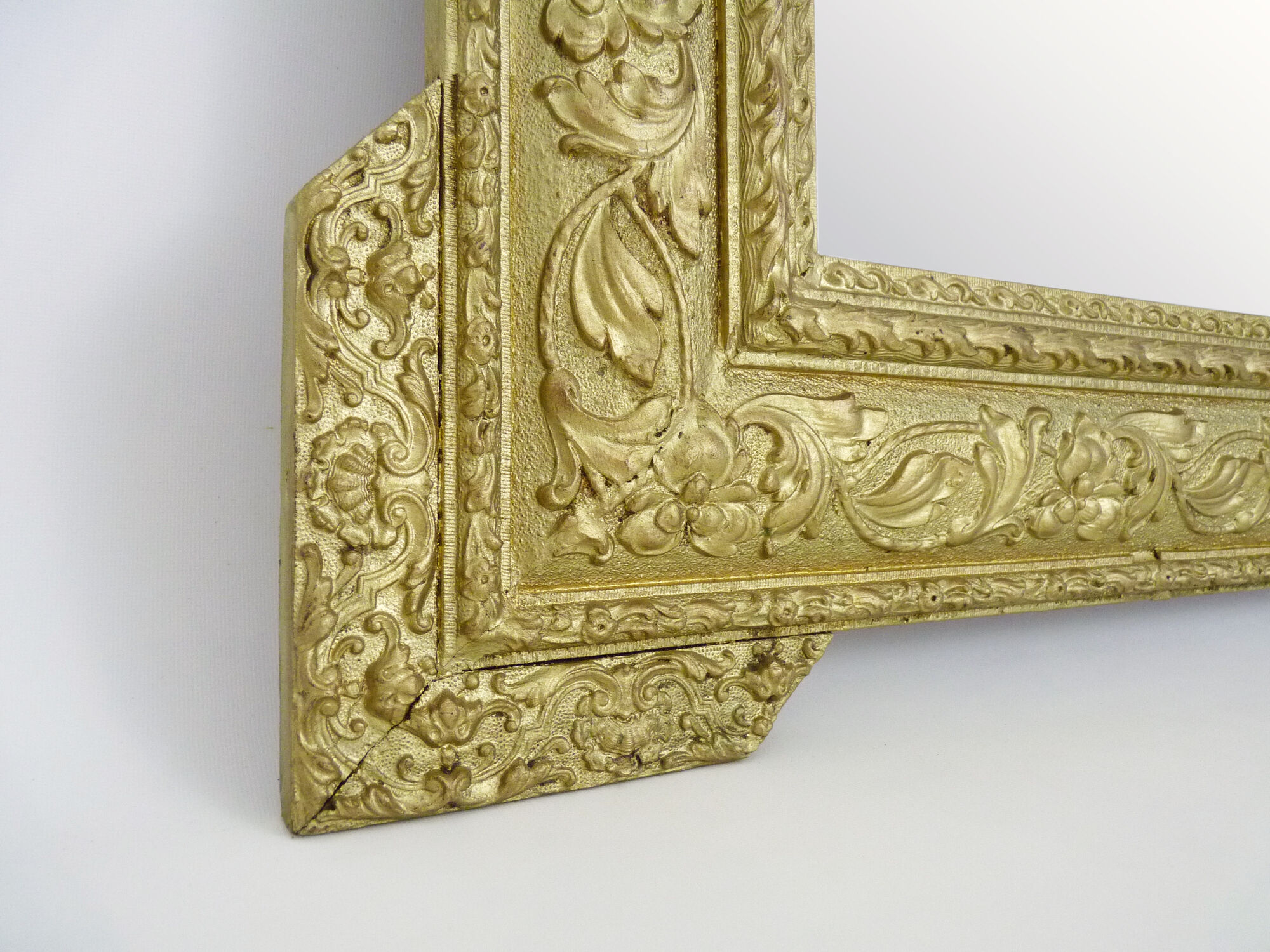 Old wall mirror in wood and gilded stucco, Louis XVI style. XIXth
