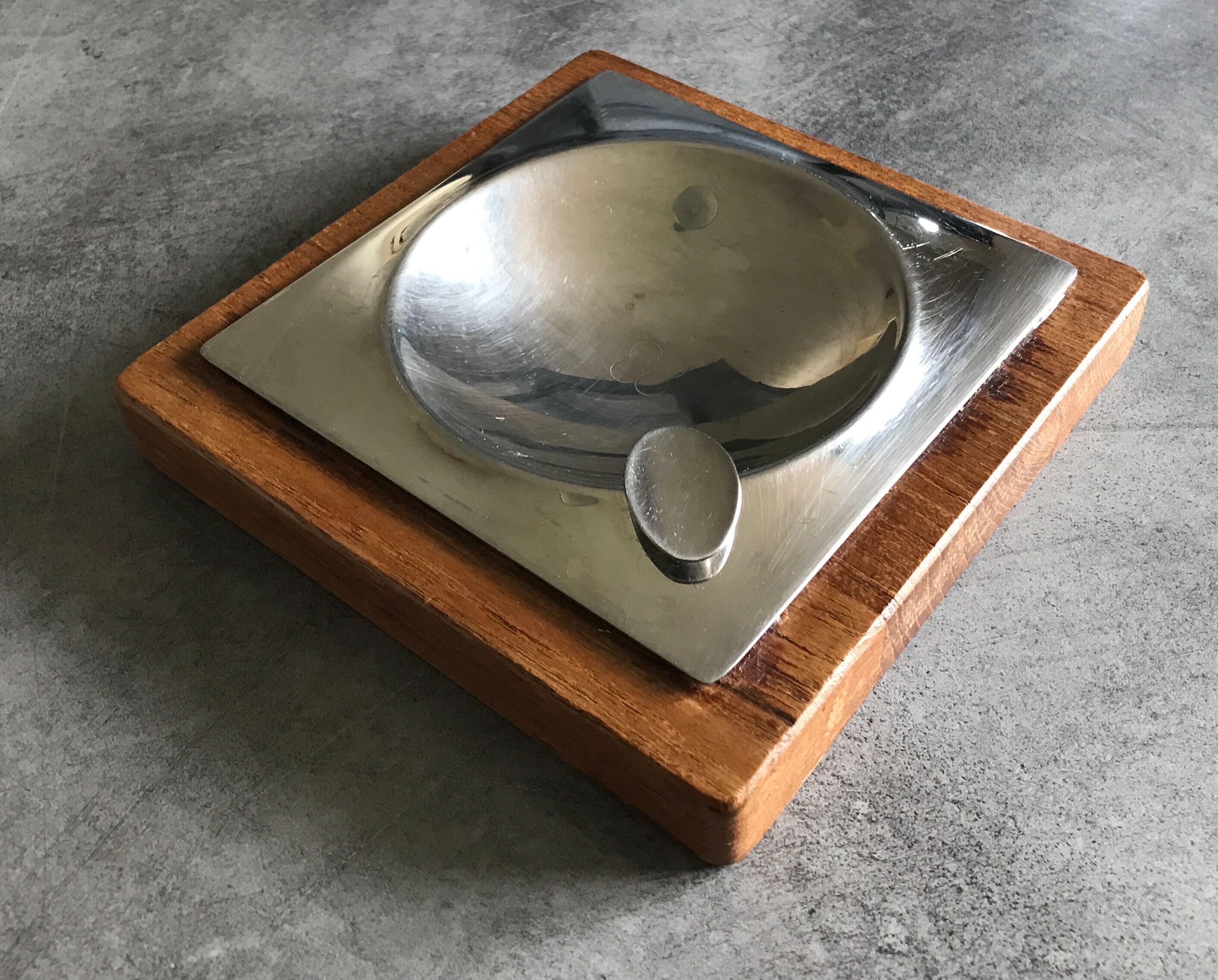 Cendrier design moderniste en bois et métal inox 16 x 16 cm