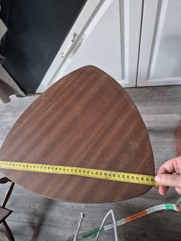 lot de 2 tables basses d'appoint tripode forme triangulaire bords arondis