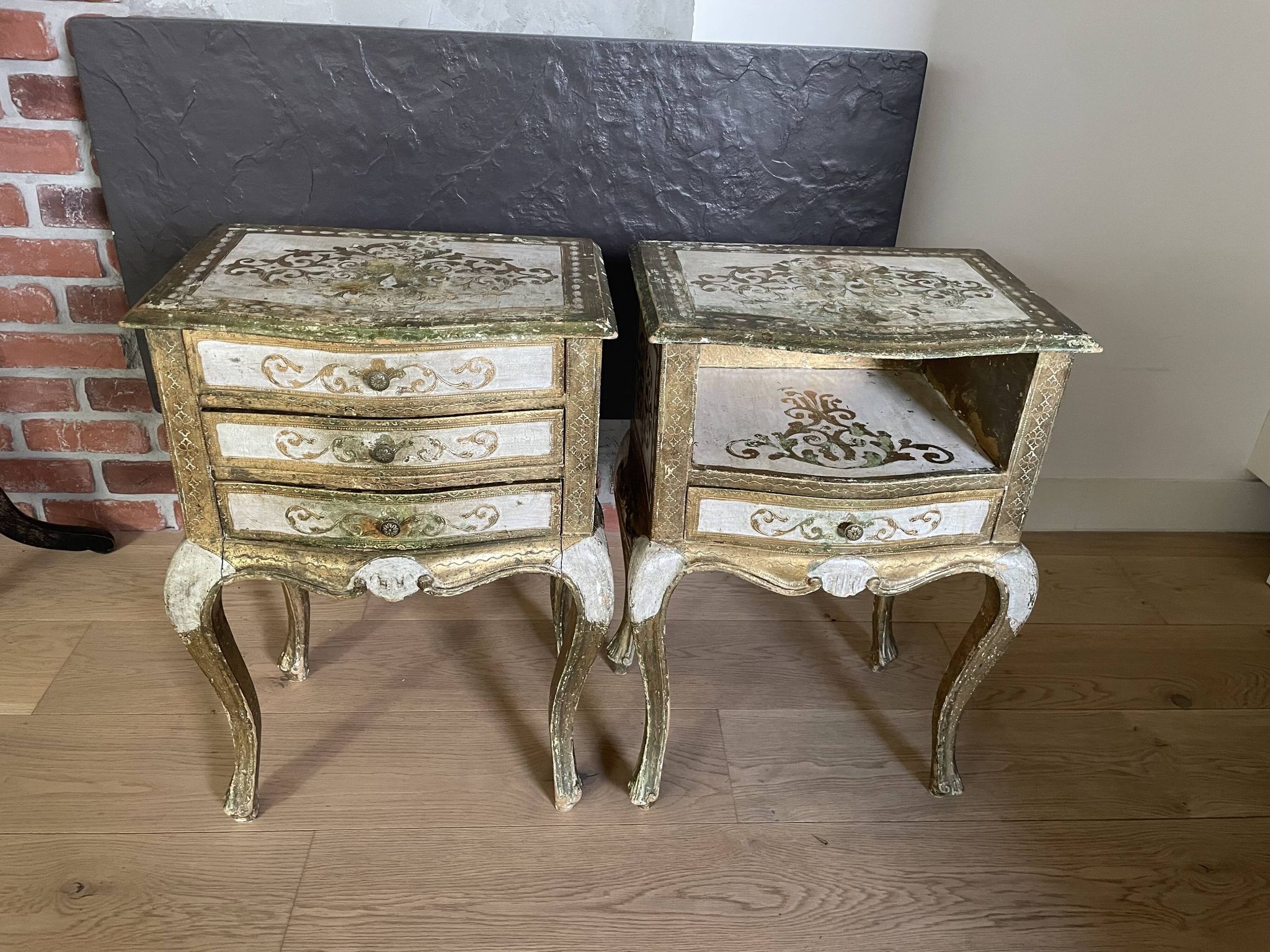 Bedside pair, 3 drawers, 1 drawer and a niche, painted golden wood, italian renaissance style