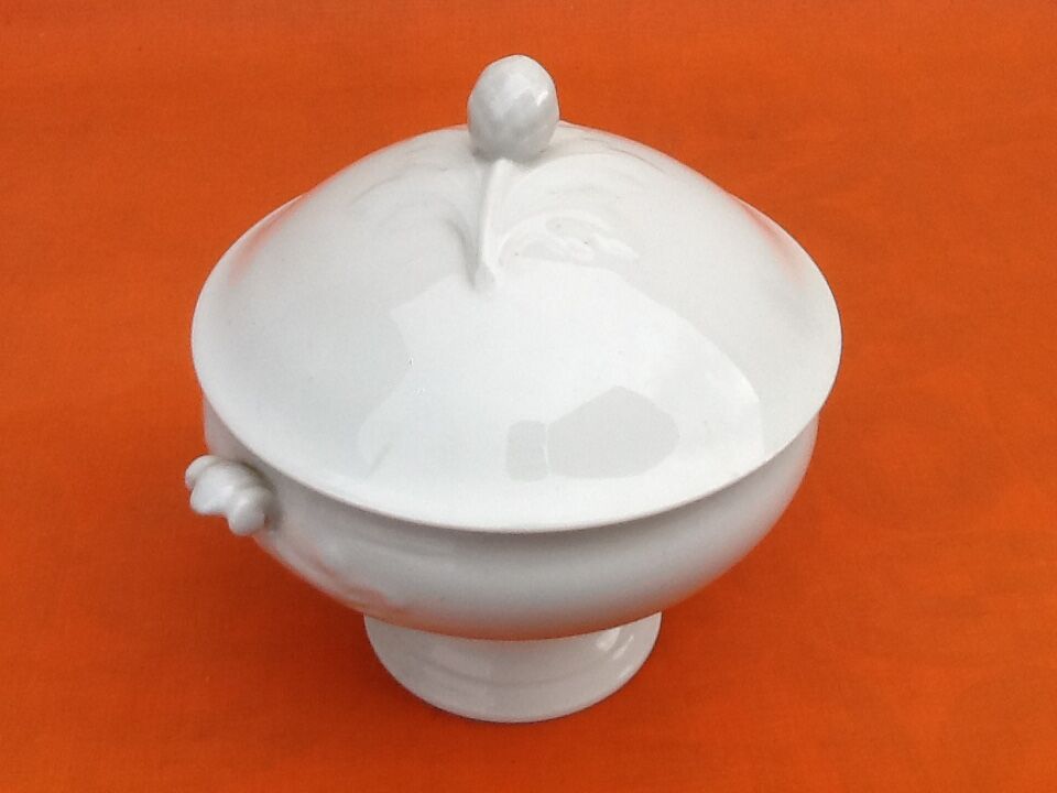 Soupière ancienne   Porcelaine blanche à décor de feuilles de chêne