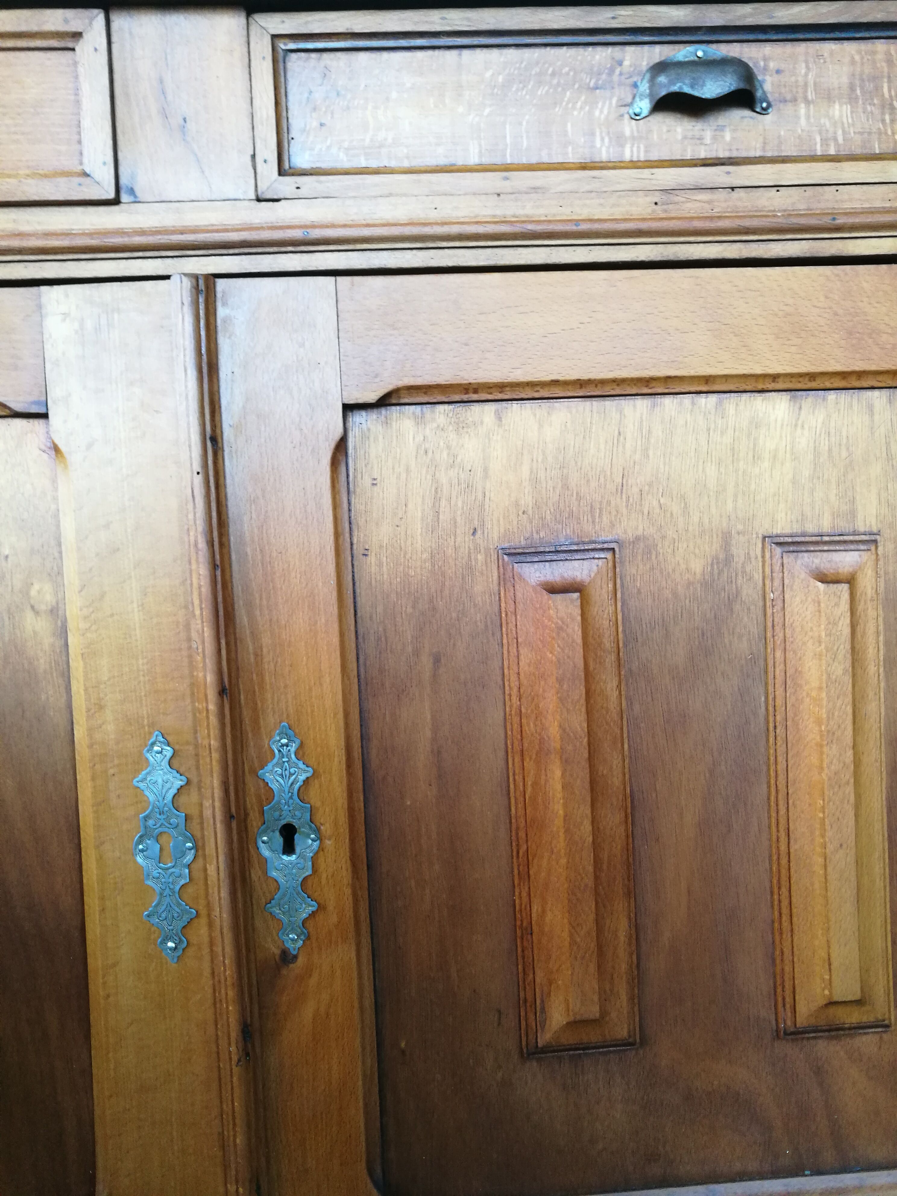 Buffet parisien, bois brut