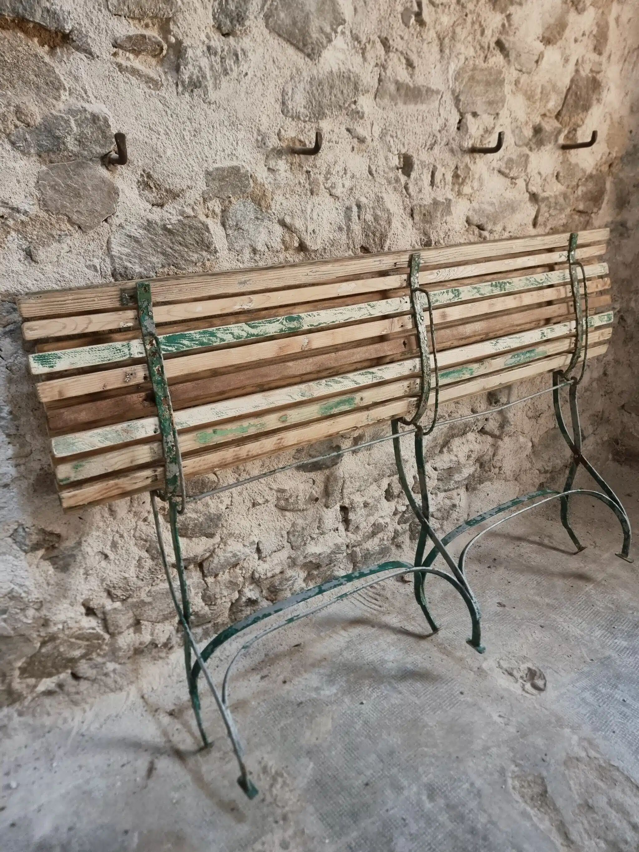 Banc de jardin pliant français ancien, pin et cadre en fer riveté