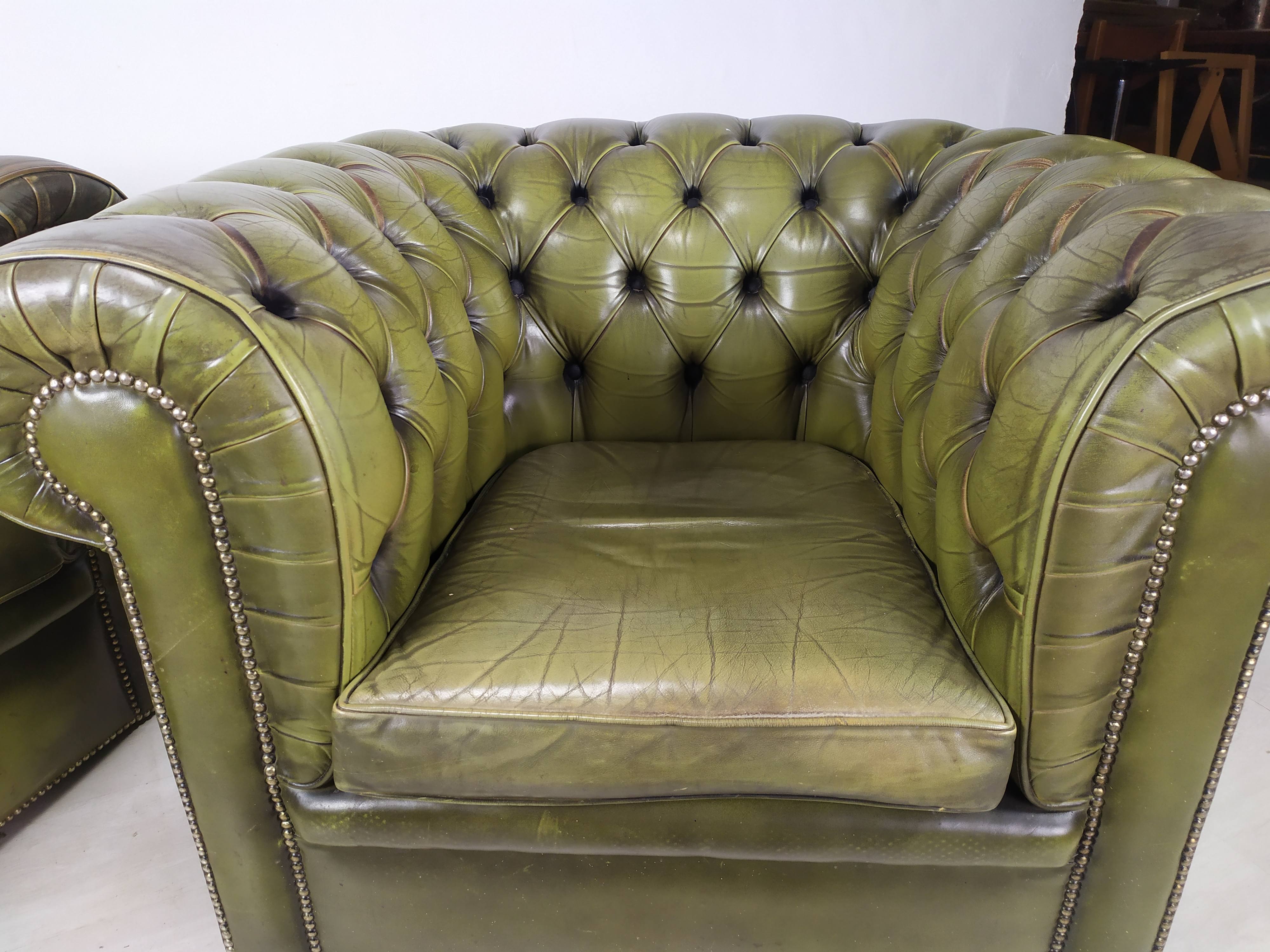 Paire de fauteuils Chesterfield cuir vert