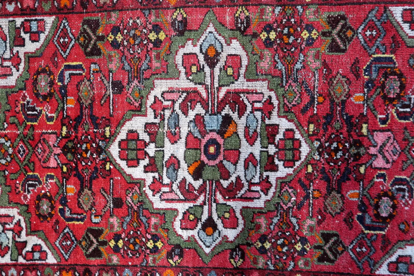 Antique 1920s Persian Hamadan rug, floral medallion, 104cm x 145cm