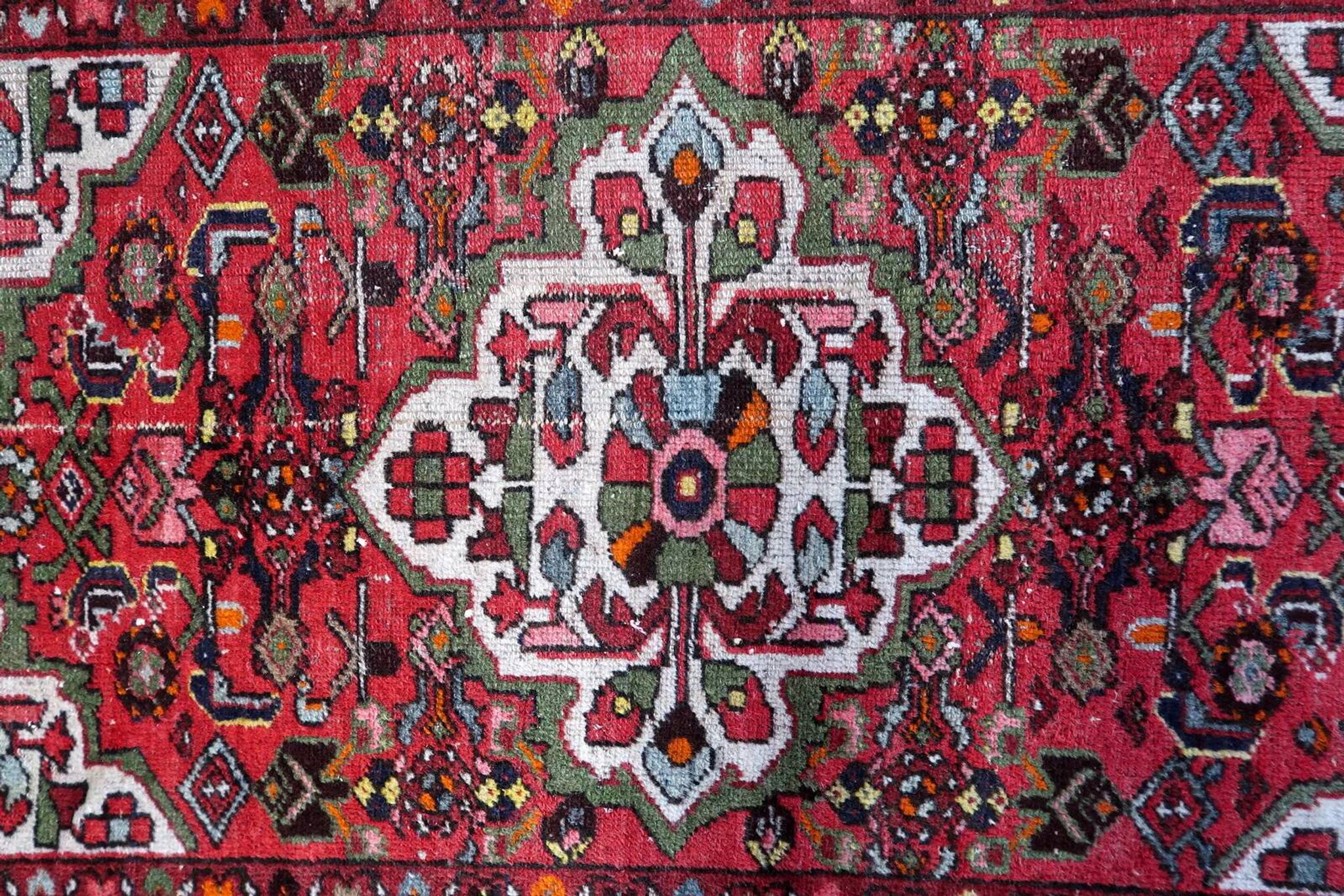 Antique 1920s Persian Hamadan rug, floral medallion, 104cm x 145cm