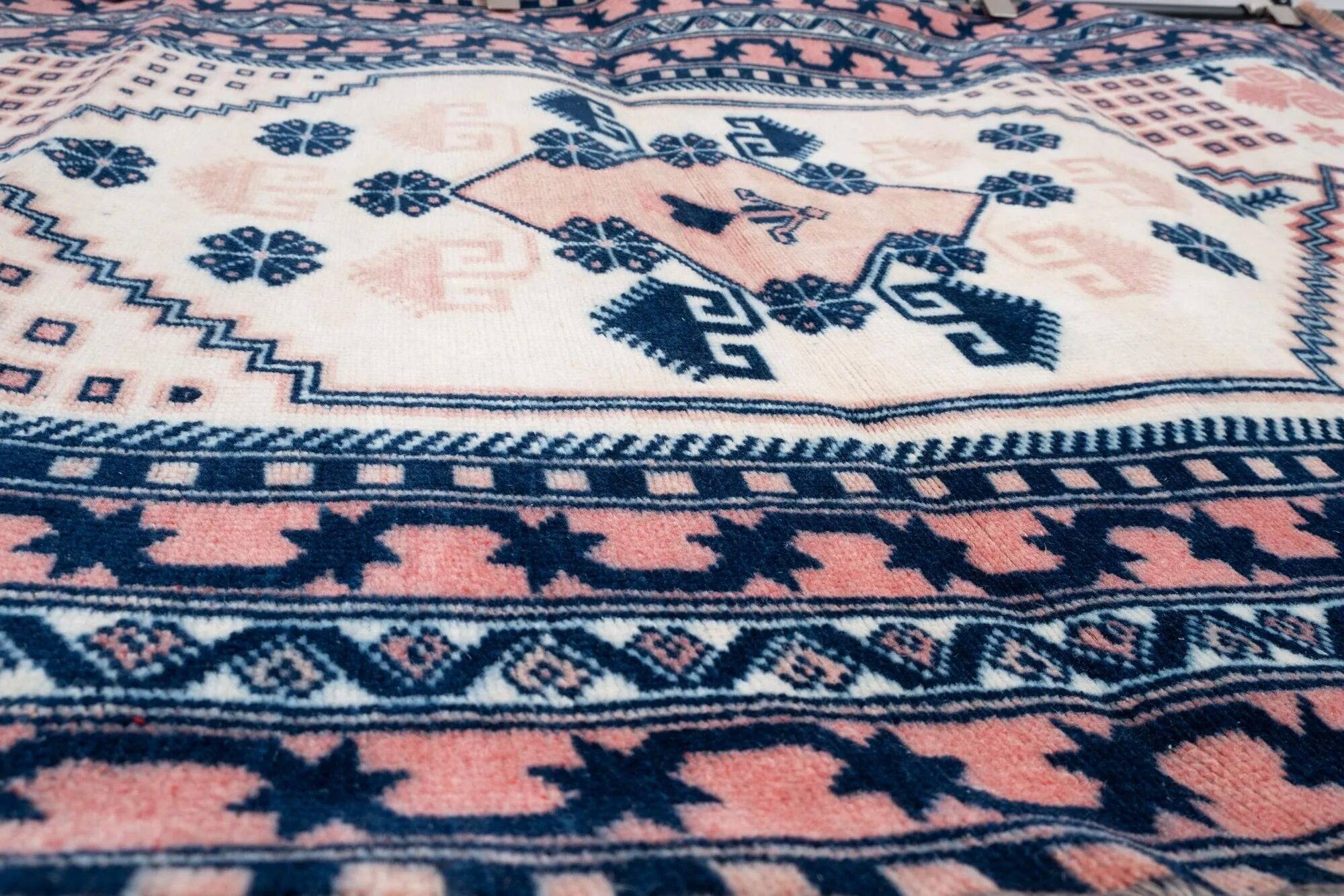 Vintage handmade Turkish rug 107x168 cm