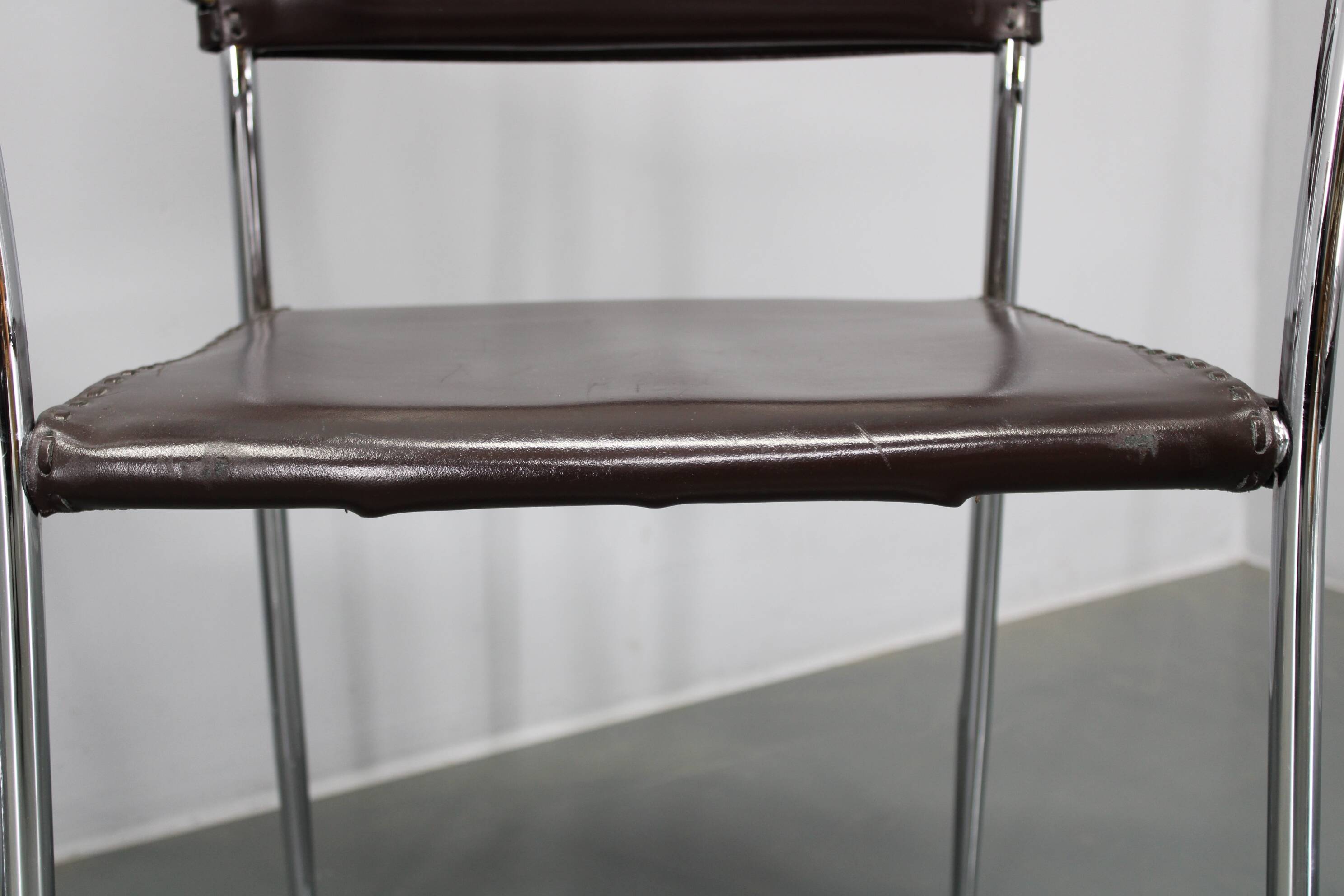 Ensemble de six fauteuils en cuir italien et chrome par Arper.