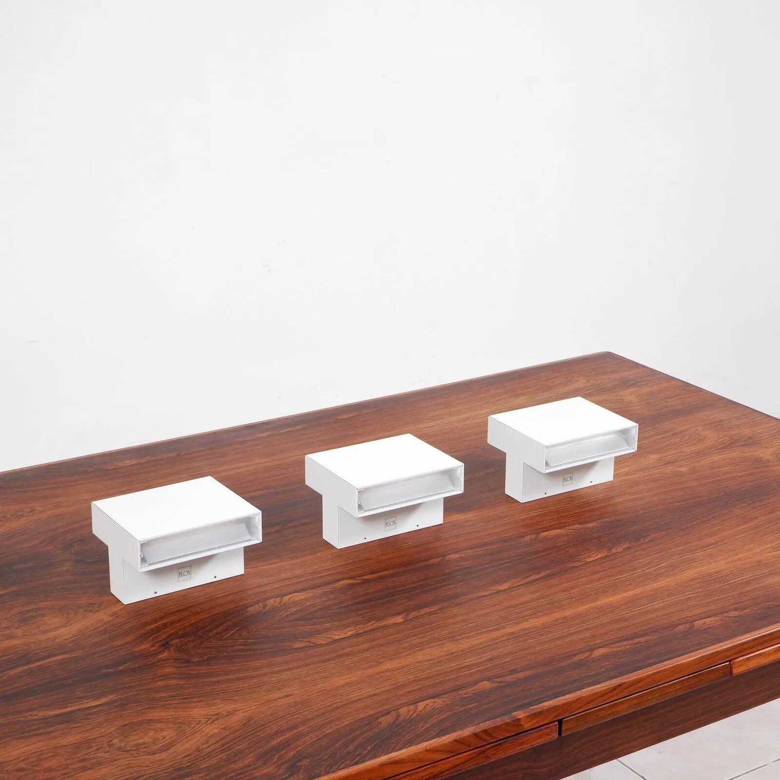 “Tight light” wall lamps by Piero Lissoni for Flos