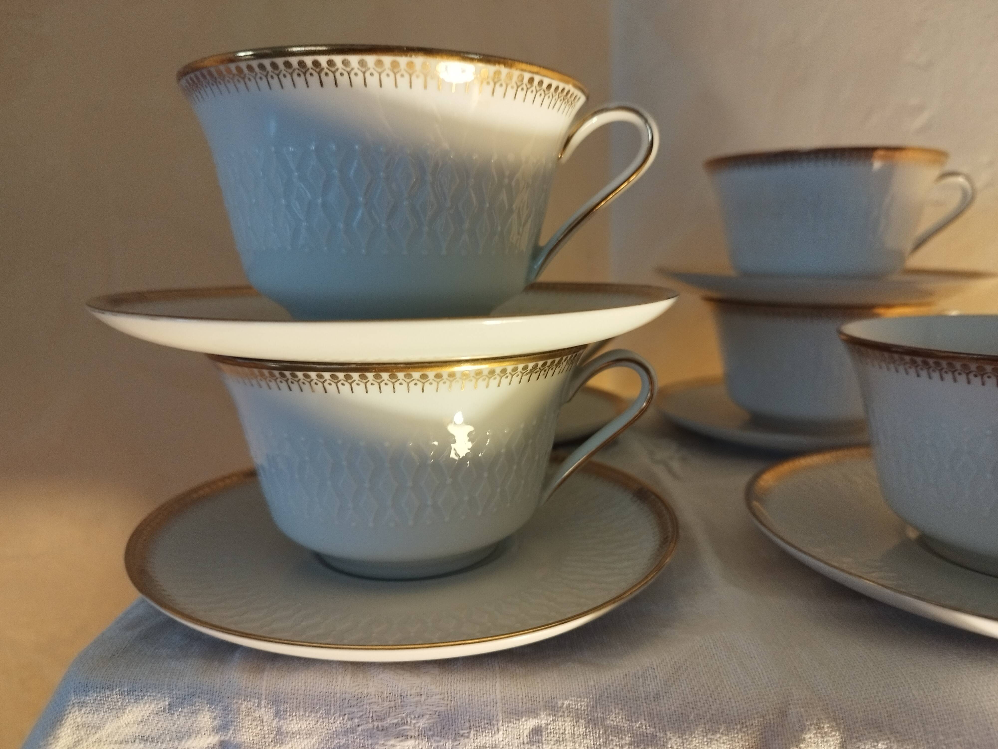 Set de 6 tasses à thé blanches et or