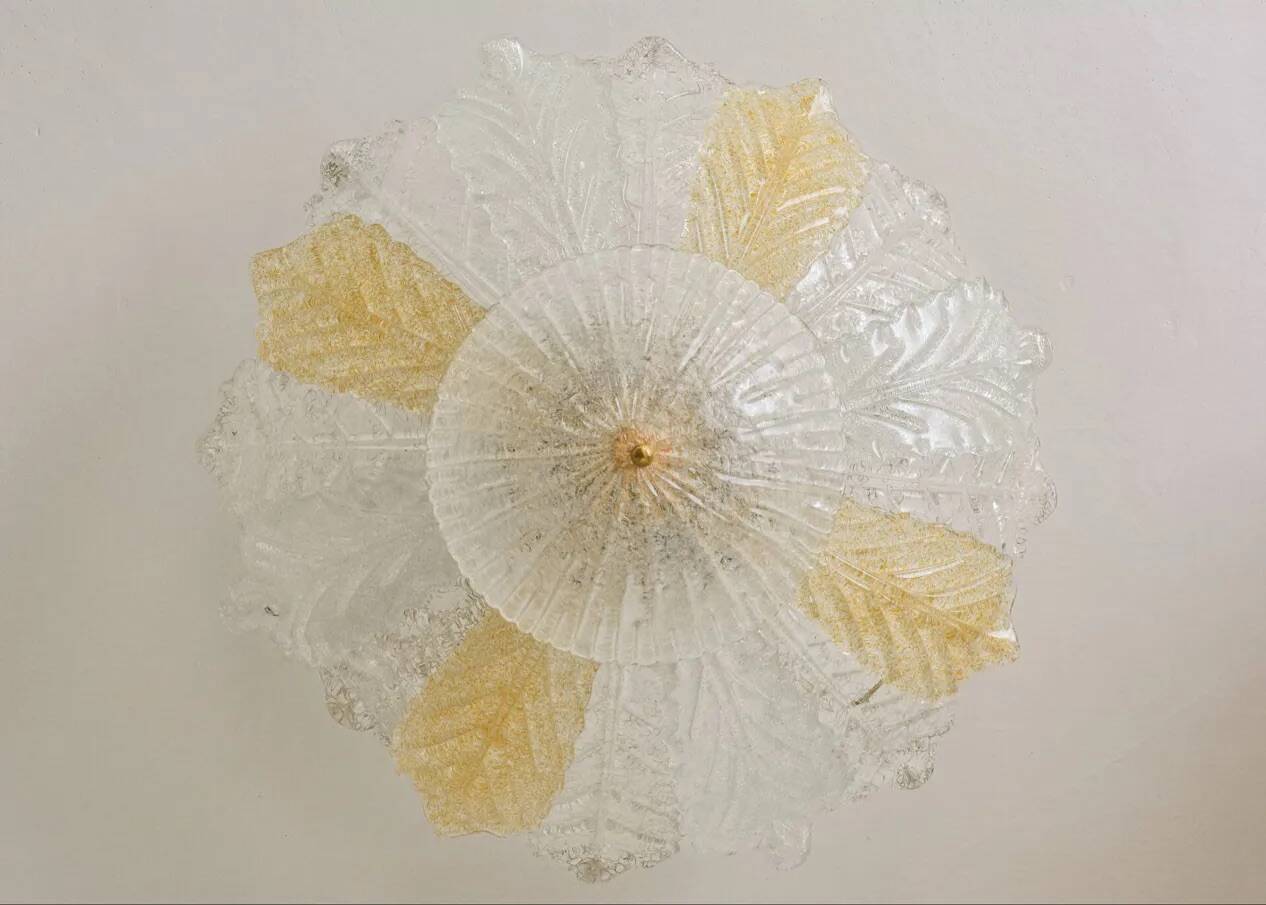 Chandelier/plafonnier vintage en Murano avec 16 feuilles blanches et ambrées.
