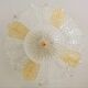 Chandelier/plafonnier vintage en Murano avec 16 feuilles blanches et ambrées.