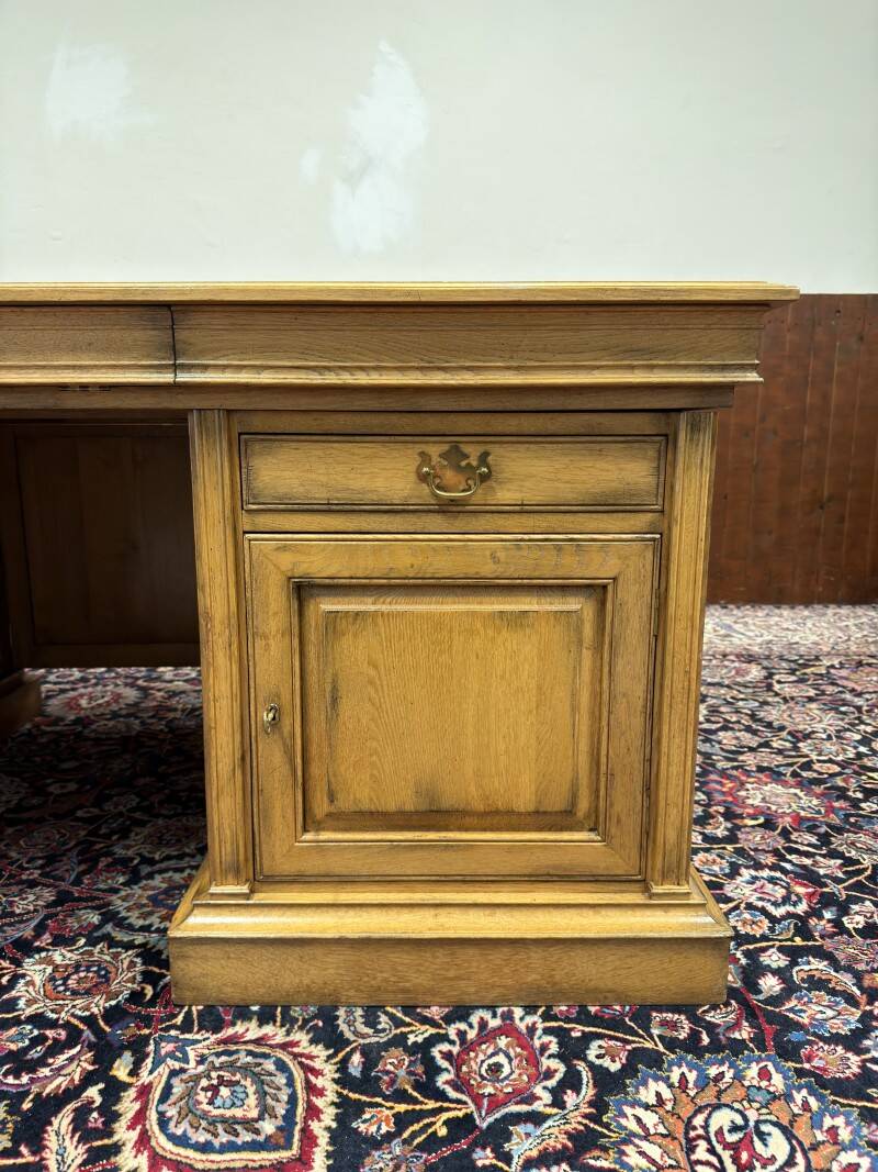 Ensemble de bureau classique RAC en anglais avec table de conférence