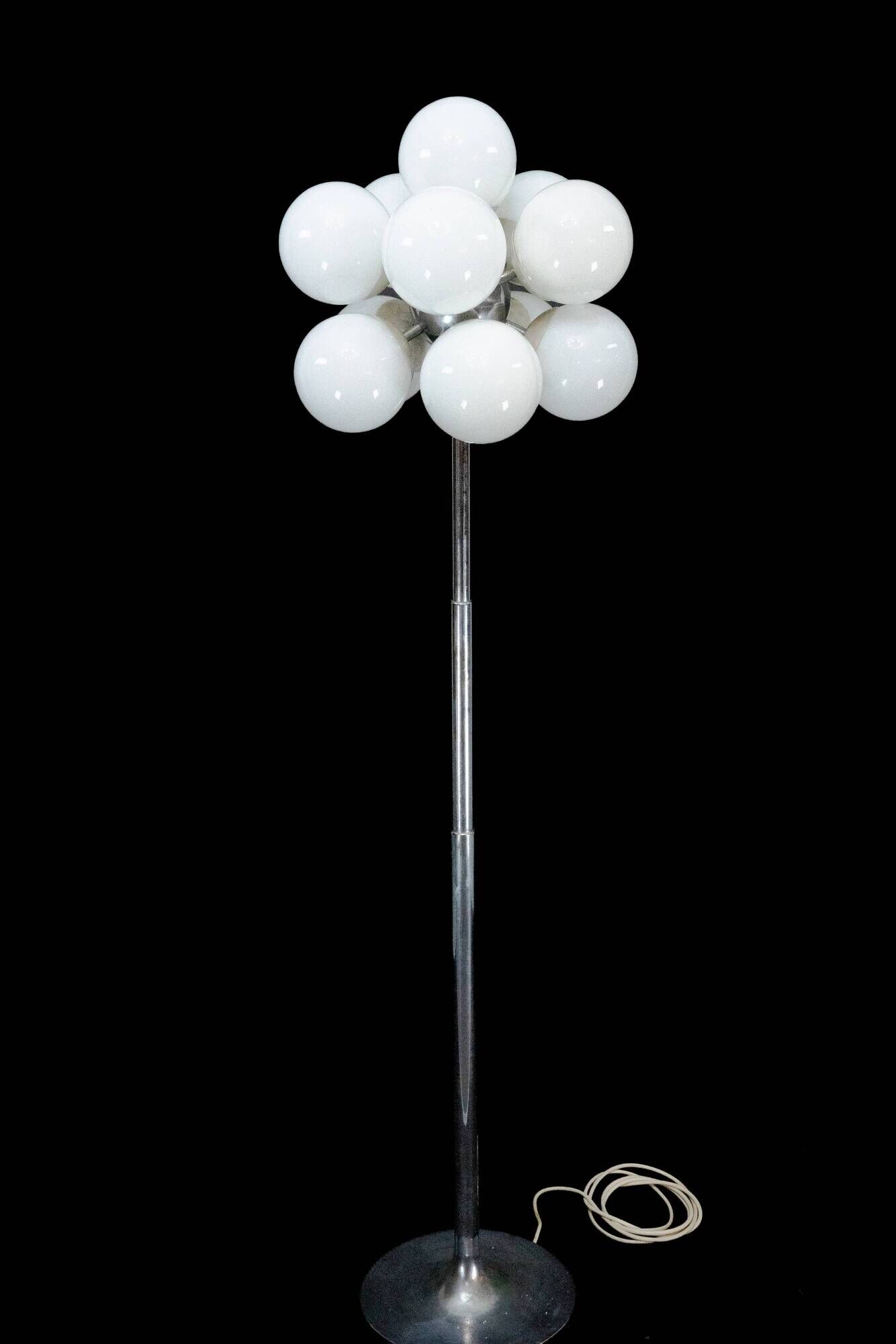 Vintage Italian space age floor lamp by Reggiani, dating from the 1960s.