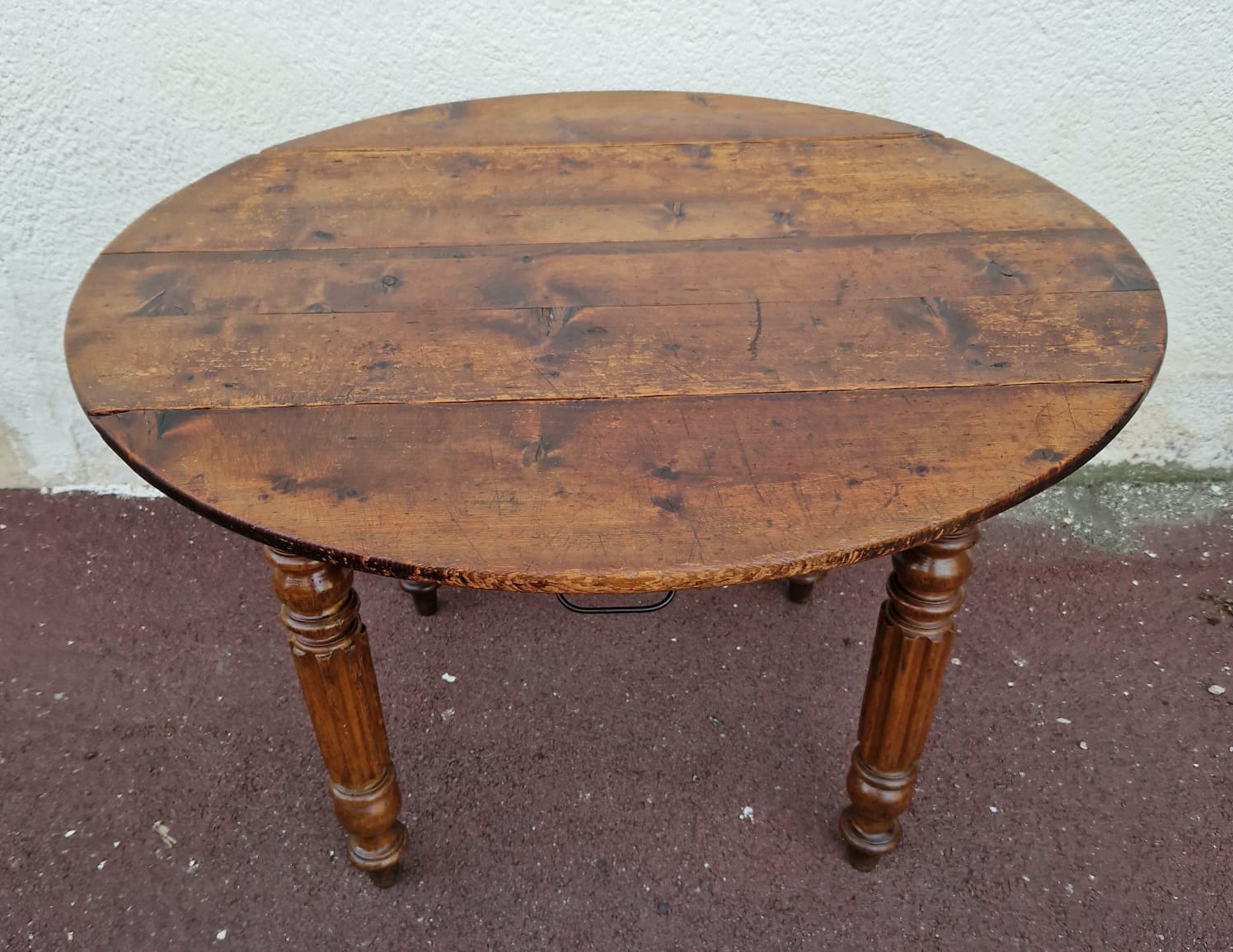 Country table with shutters