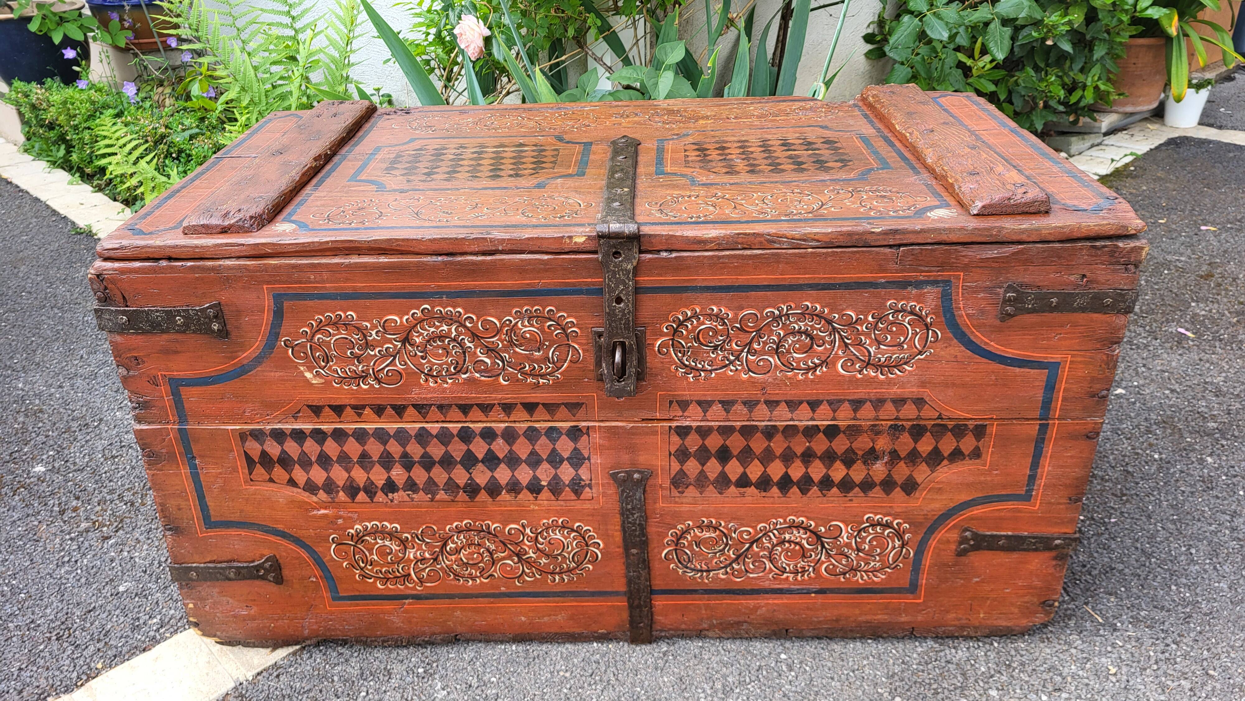 Coffre de mariage ancien en bois peint XIXème