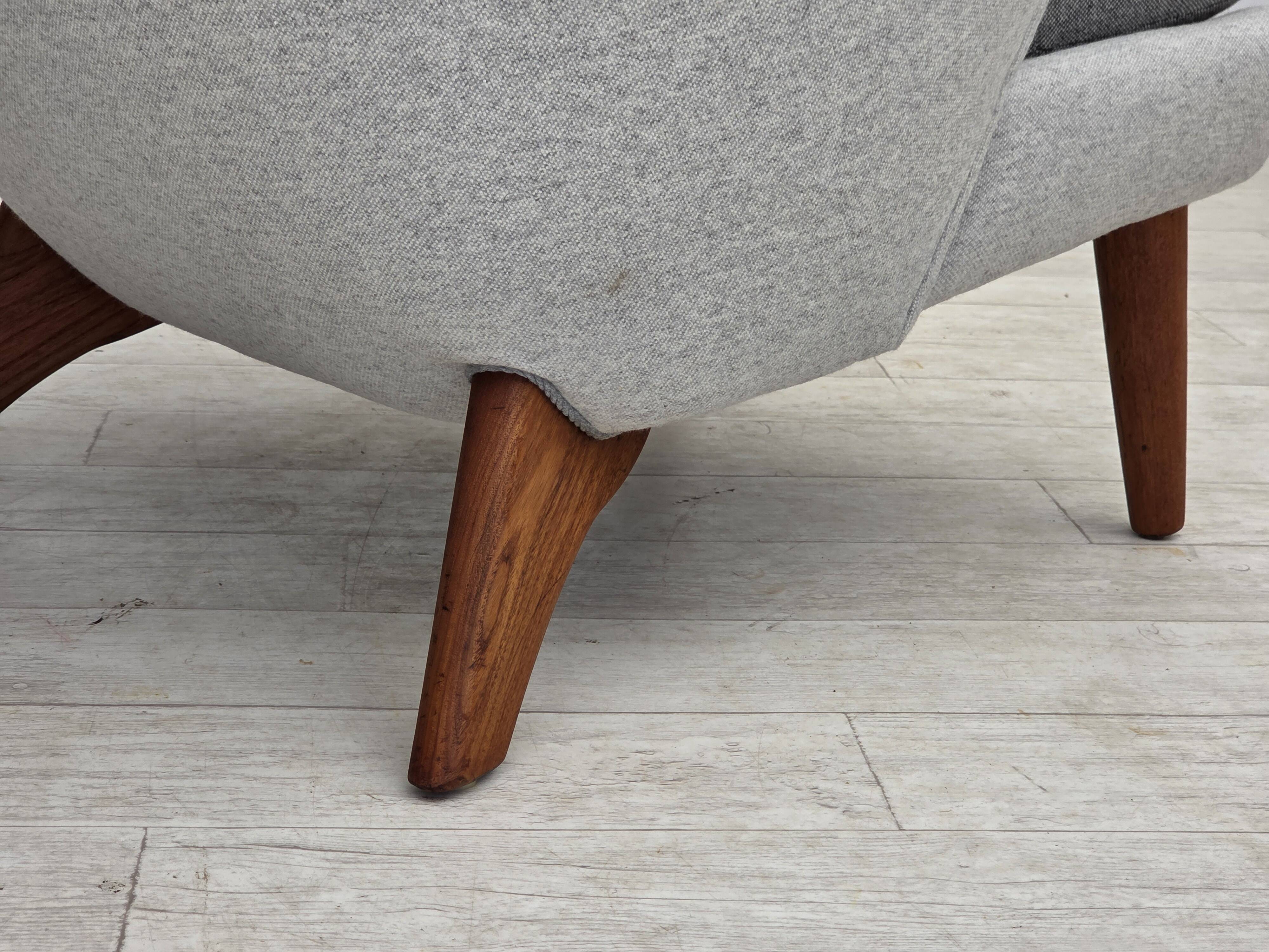 Fauteuil danois à dossier haut avec tabouret, années 1970, laine, bois de teck.