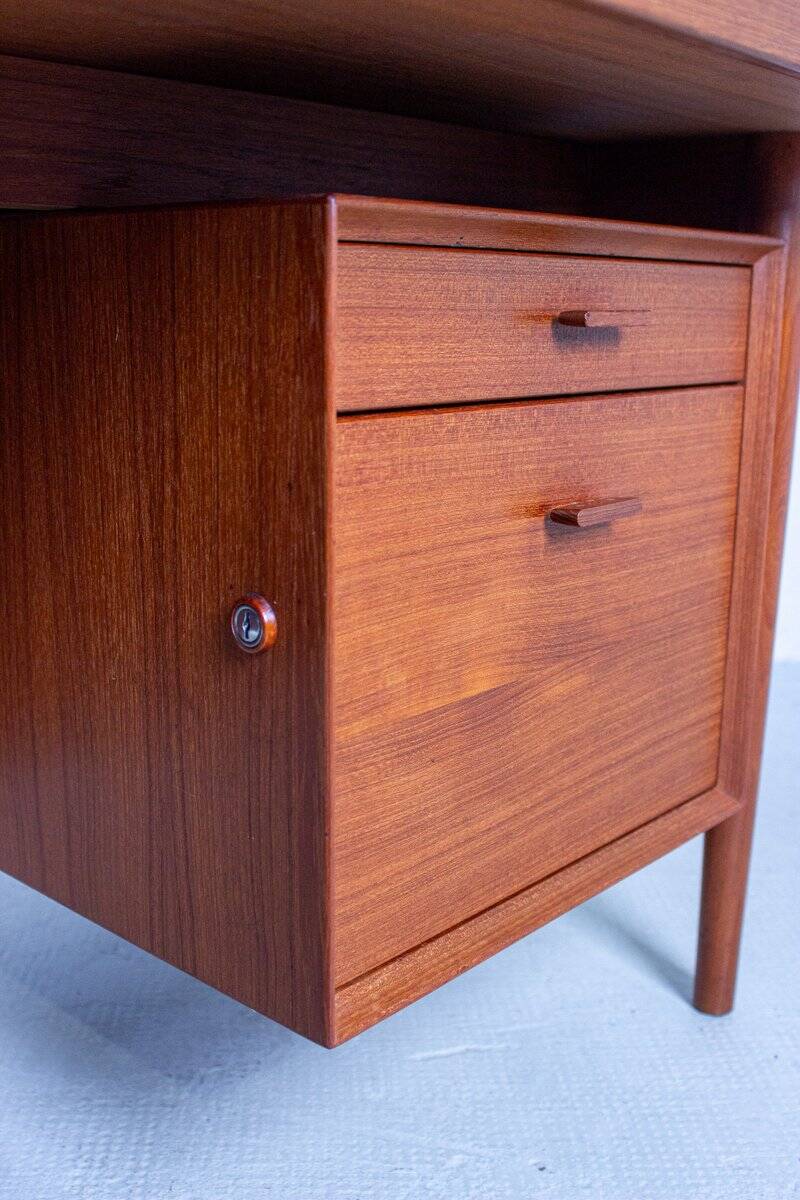 Danish mid-century desk model 207 in teak by Arne Vodder for Sibast, 1960s.