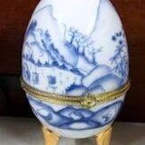 Porcelain egg box